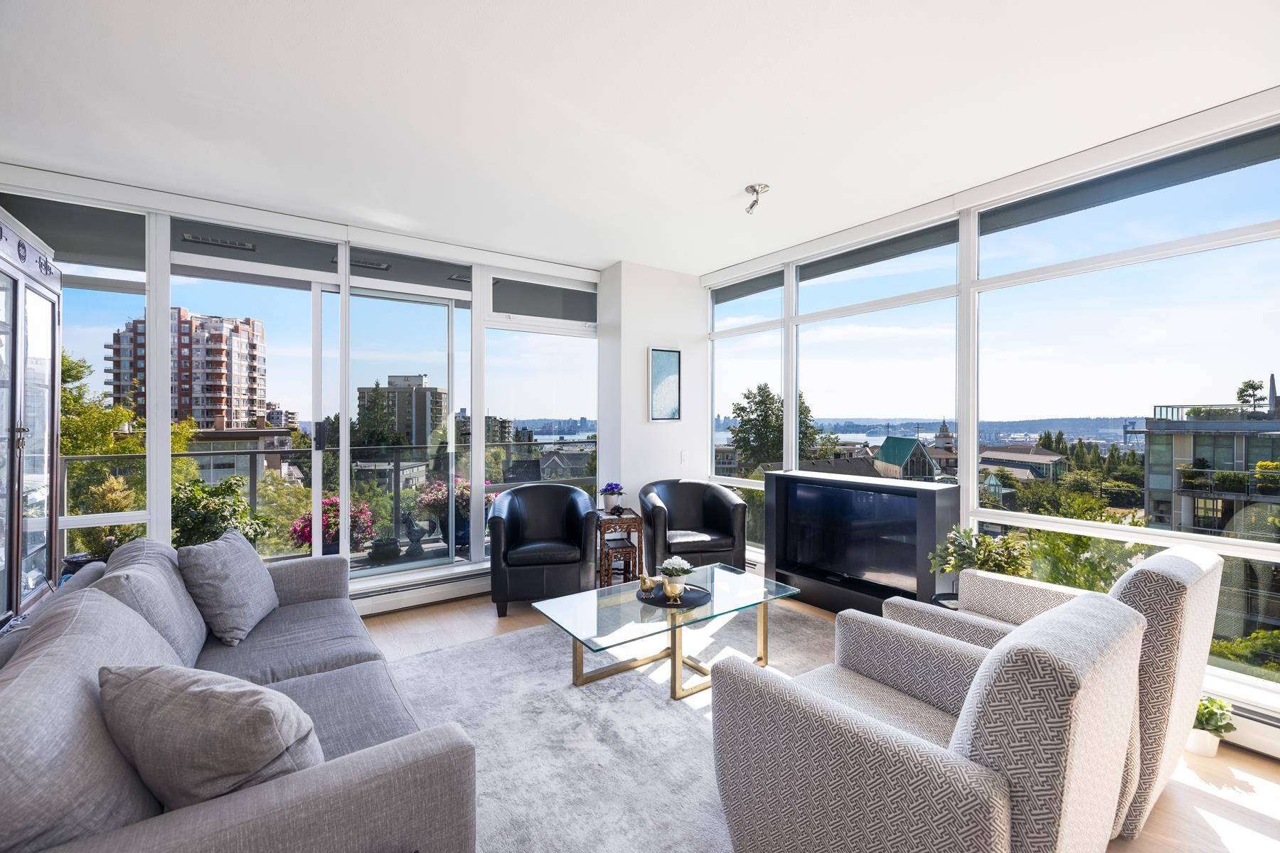 North Vancouver, BC V7M 0A6,1320 Chesterfield AVE #403