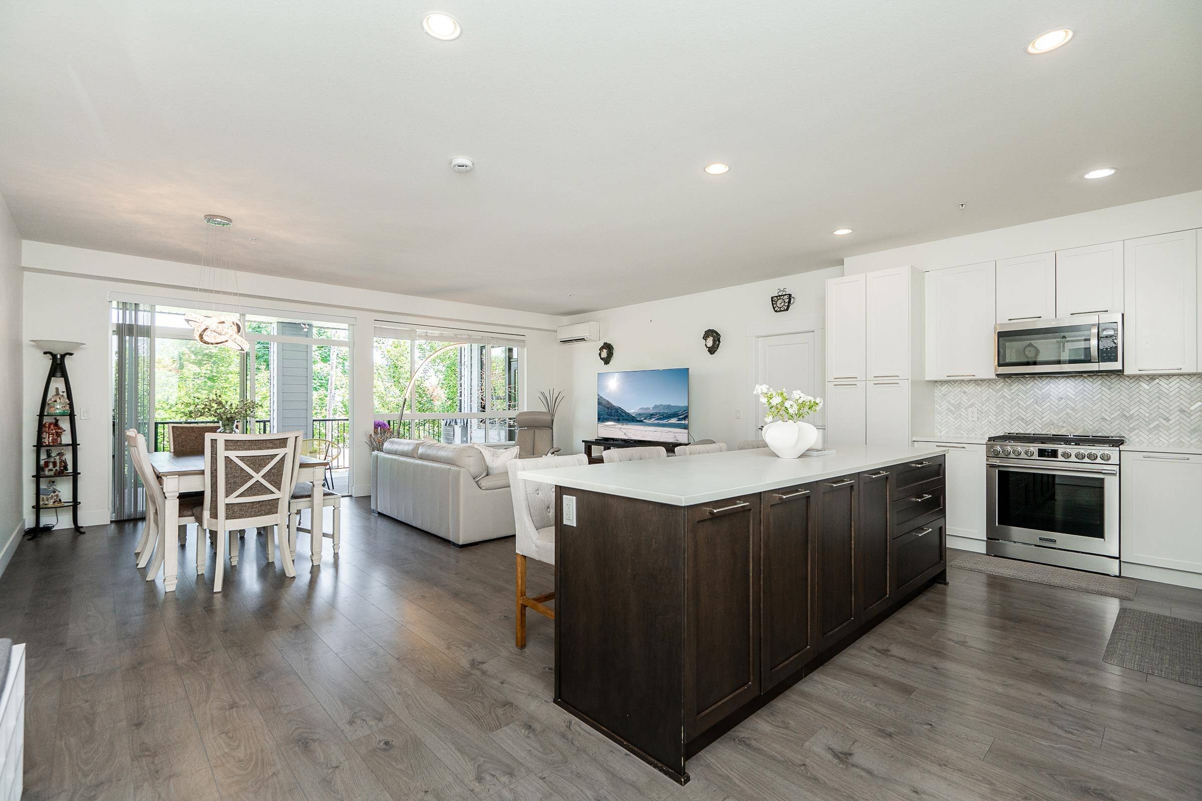 Langley, BC V3A 0K4,22087 49 AVE #207