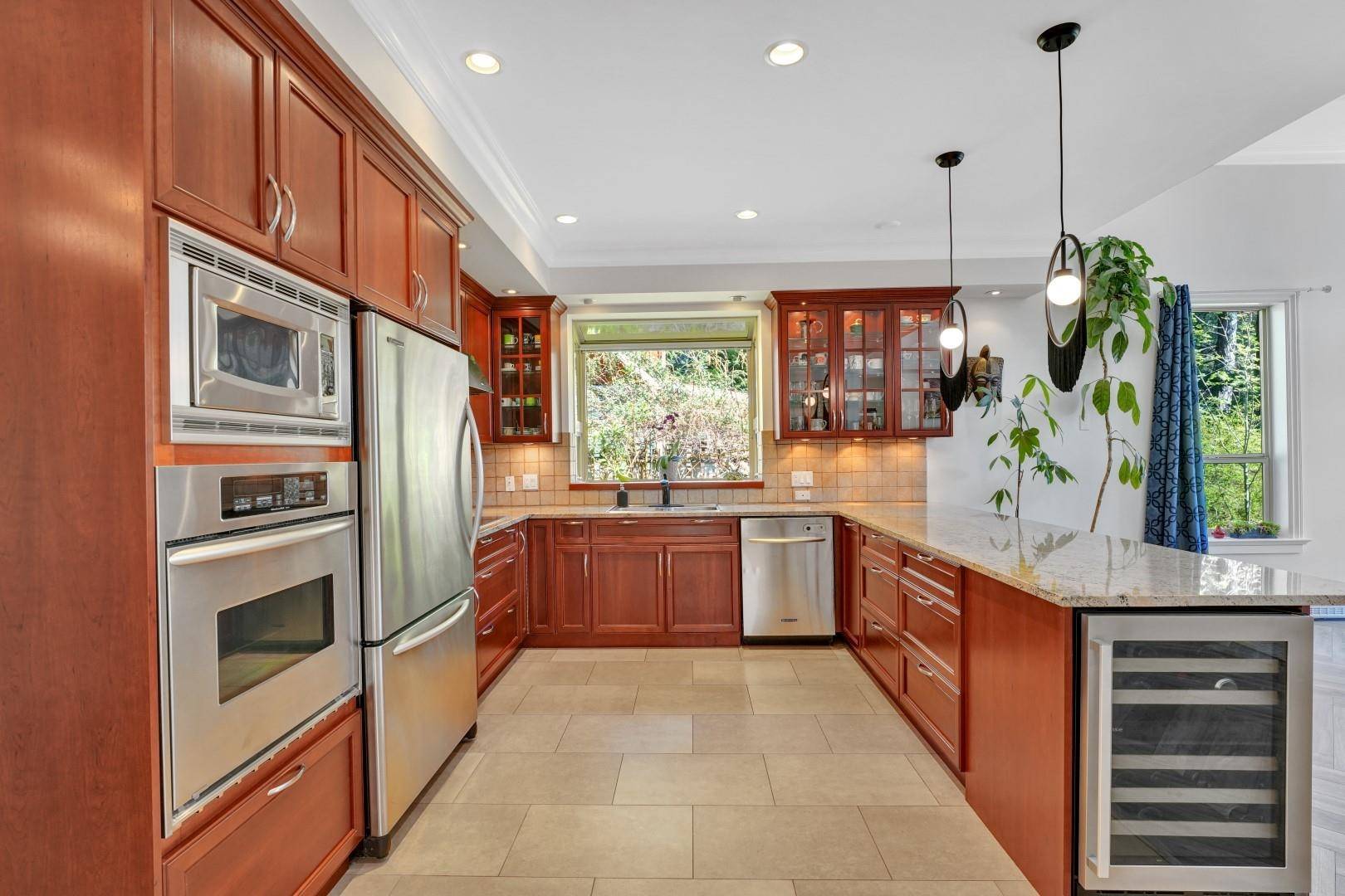 Bowen Island, BC V0N 1G1,1321 Hillcrest RD