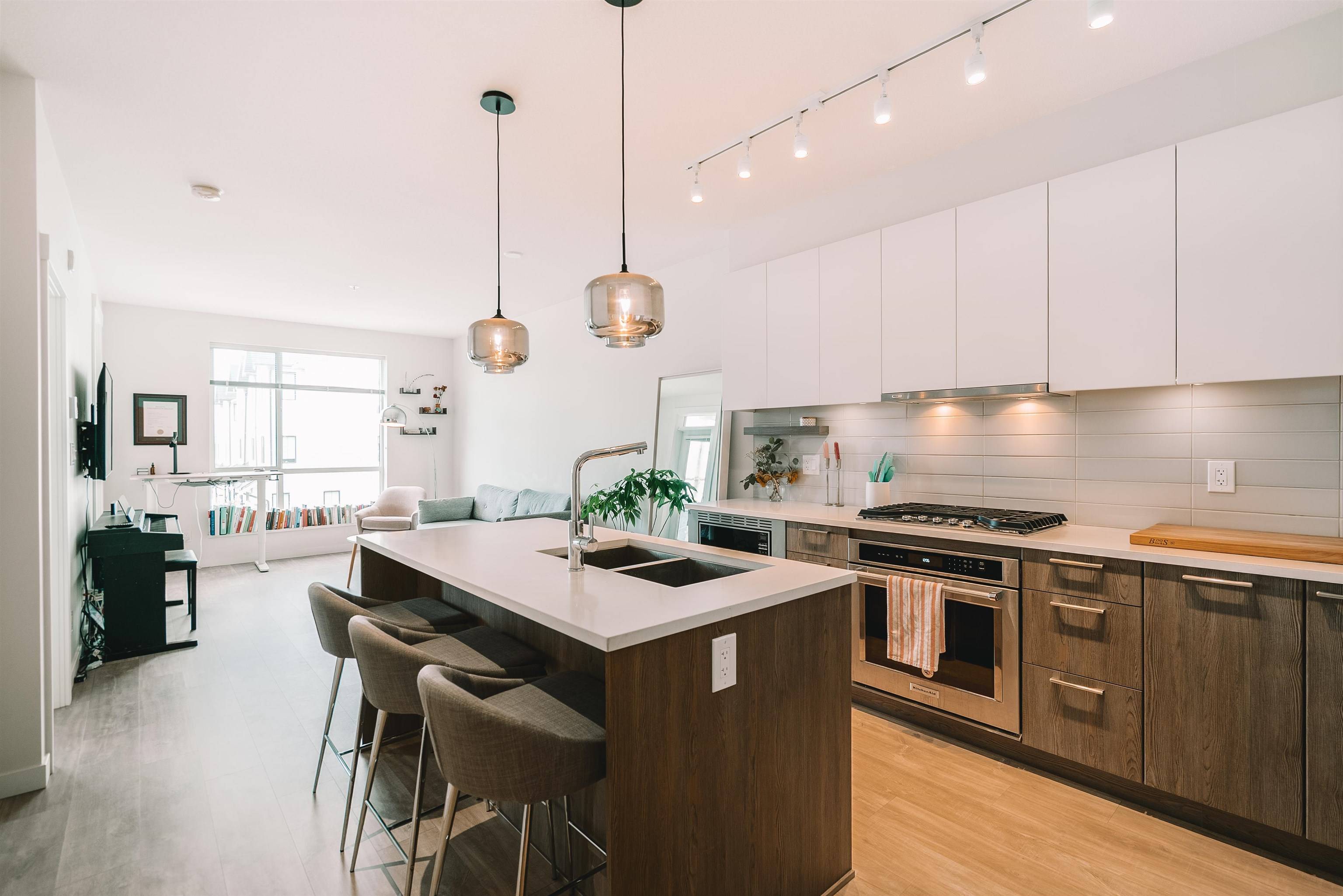 North Vancouver, BC V7L 0G3,615 E 3rd ST #206