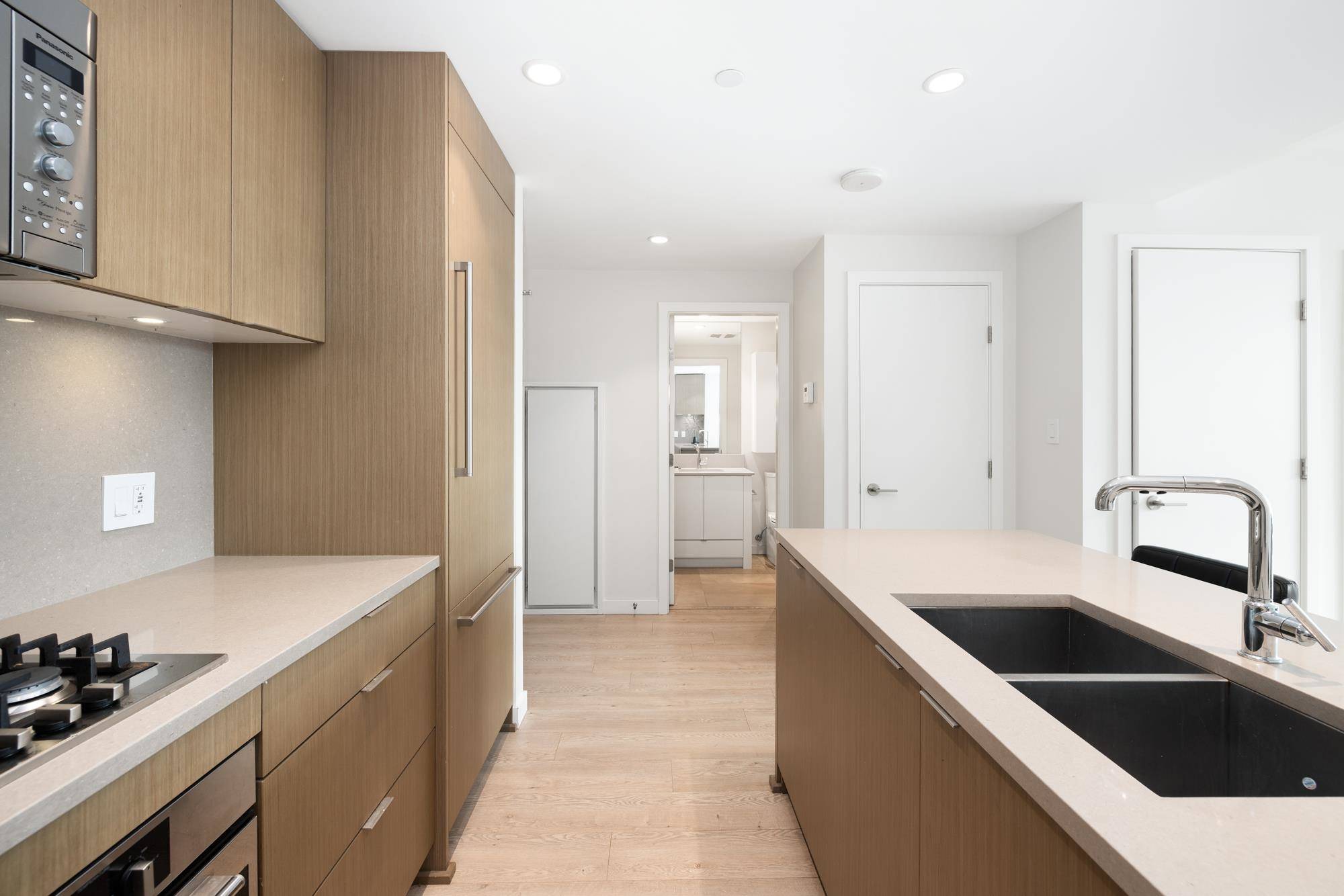 North Vancouver, BC V7L 0E6,125 E 14th ST #810