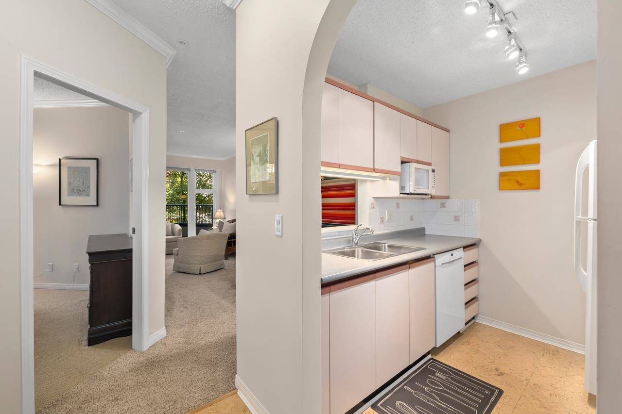 Vancouver, BC V6G 1R4,1924 Comox ST #208