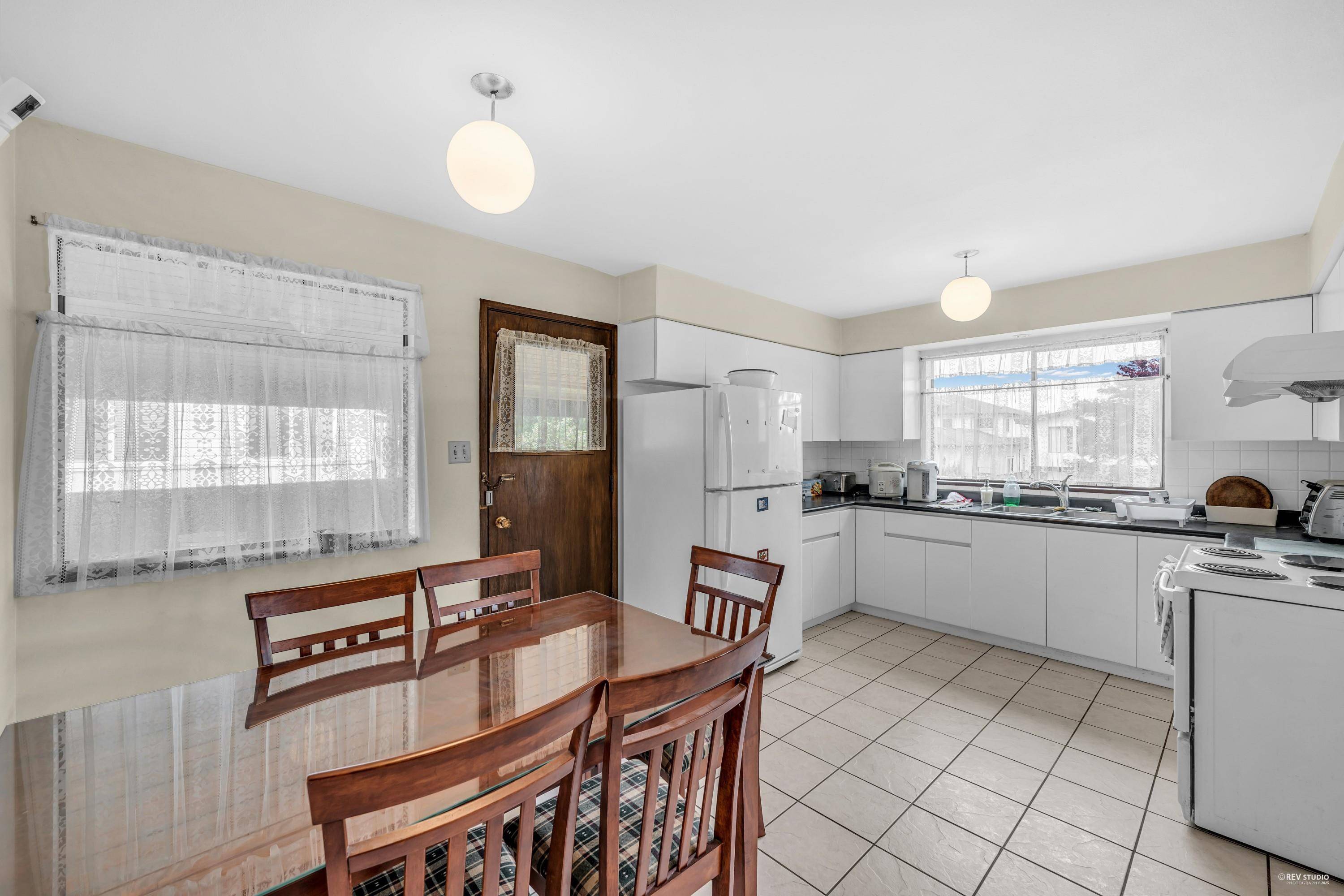 Richmond, BC V7A 3C6,10671 Anahim DR