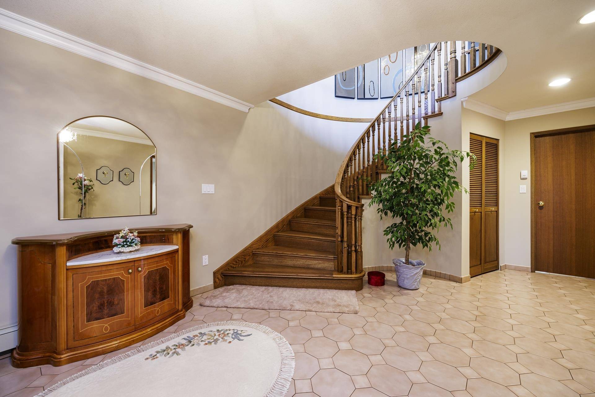 North Vancouver, BC V7L 2Y3,512 E 18th ST