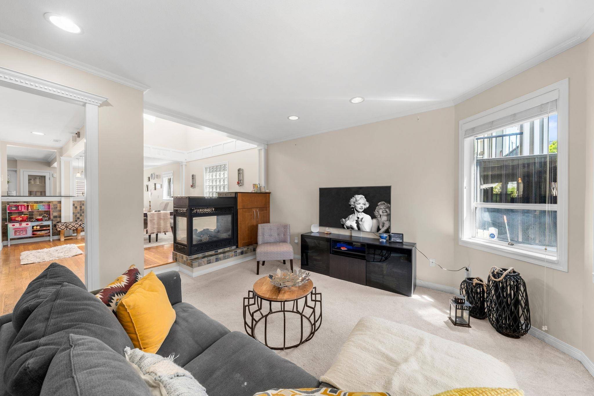 North Vancouver, BC V7M 1K9,460 W 6th ST #2