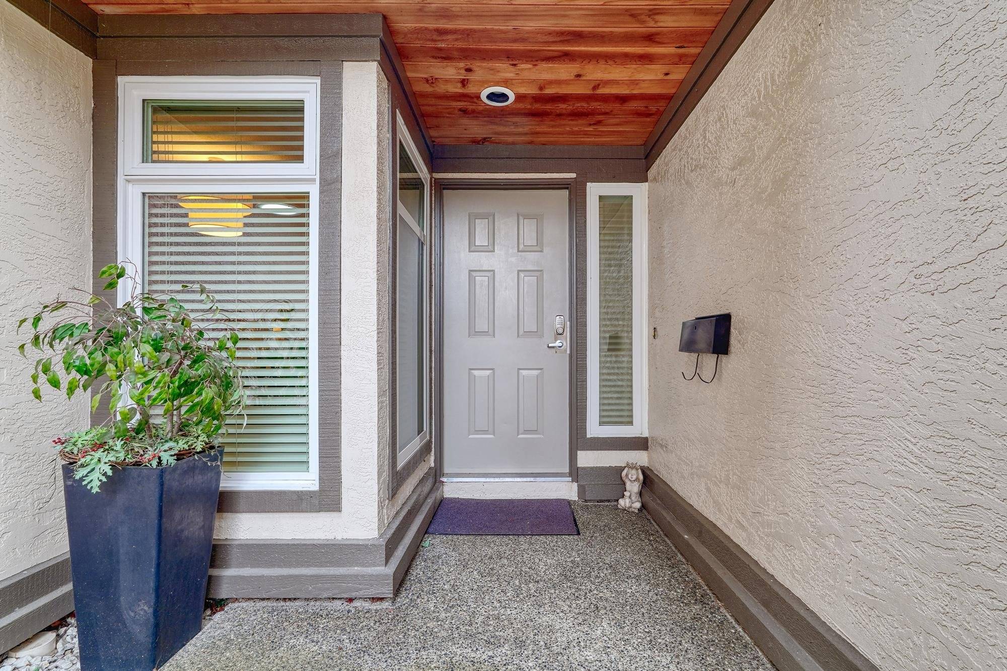 Surrey, BC V4A 8T7,12957 17 AVE #4