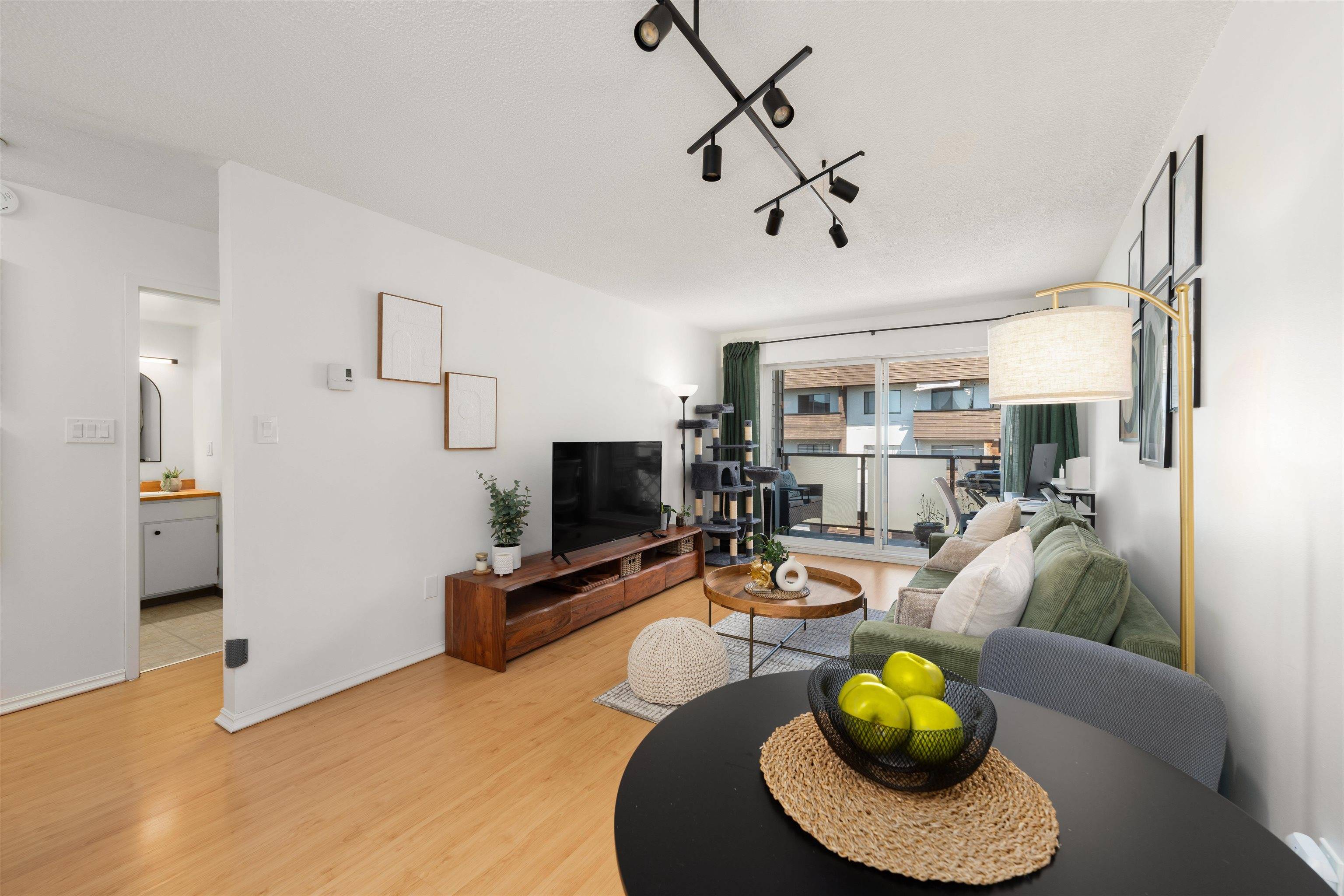 North Vancouver, BC V7M 3E5,212 Forbes AVE #304