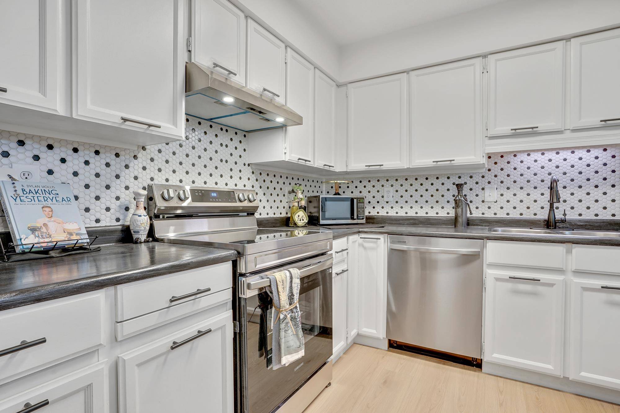 Abbotsford, BC V2S 6B8,33490 Cottage LN #310