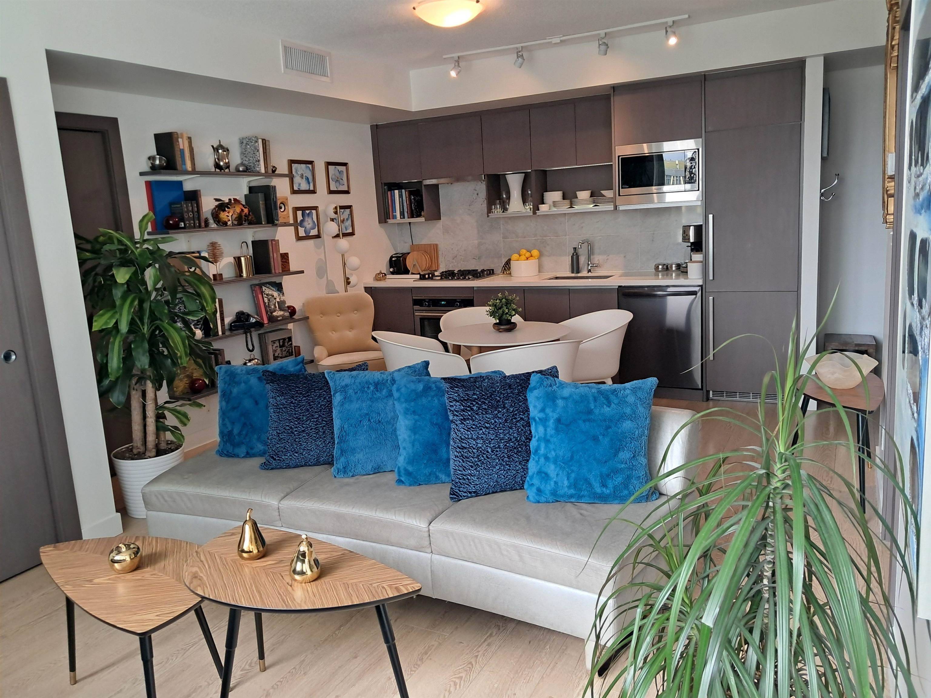 Vancouver, BC V6B 0P3,68 Smithe ST