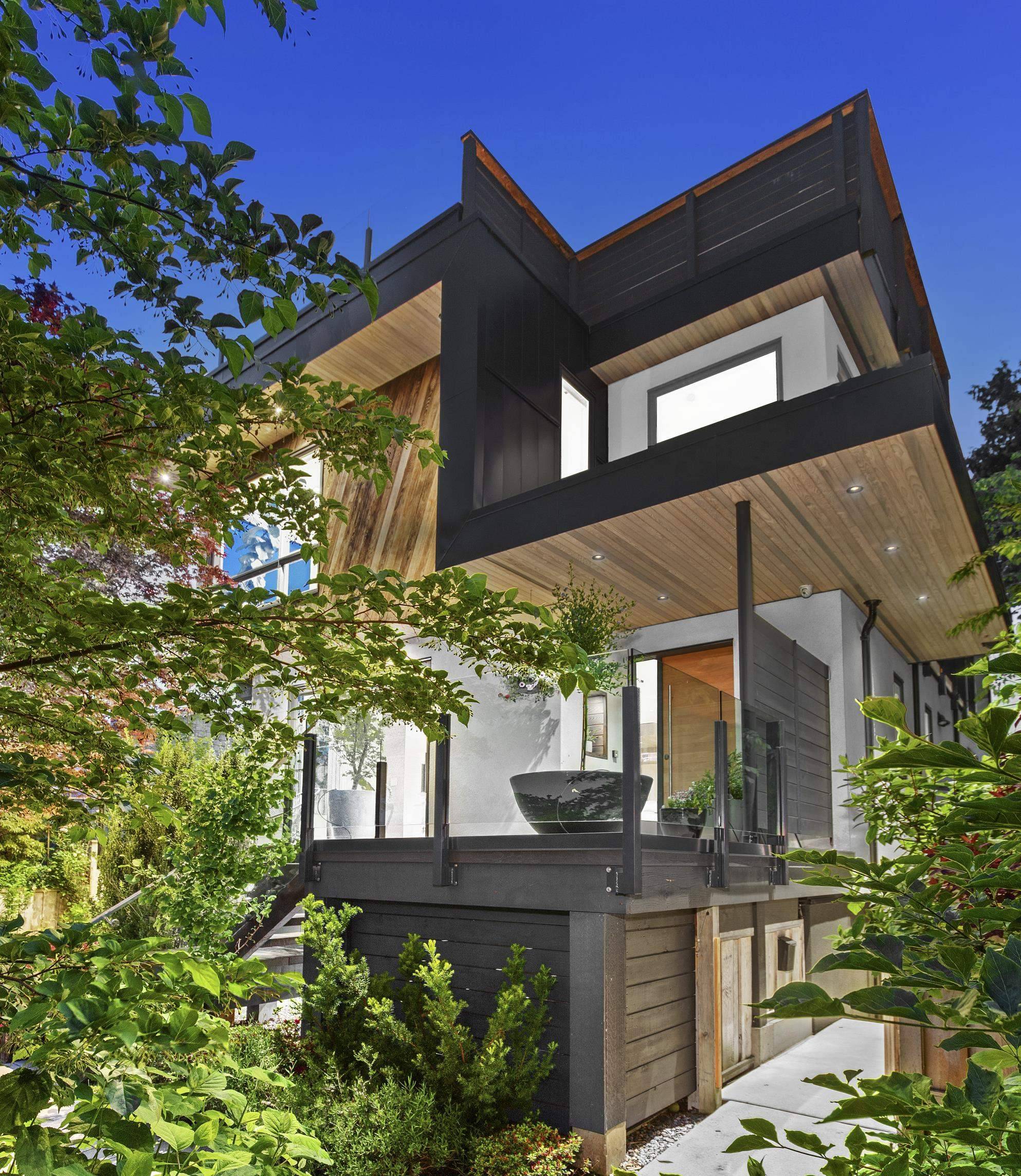 North Vancouver, BC V7L 1J5,452 E 4th ST