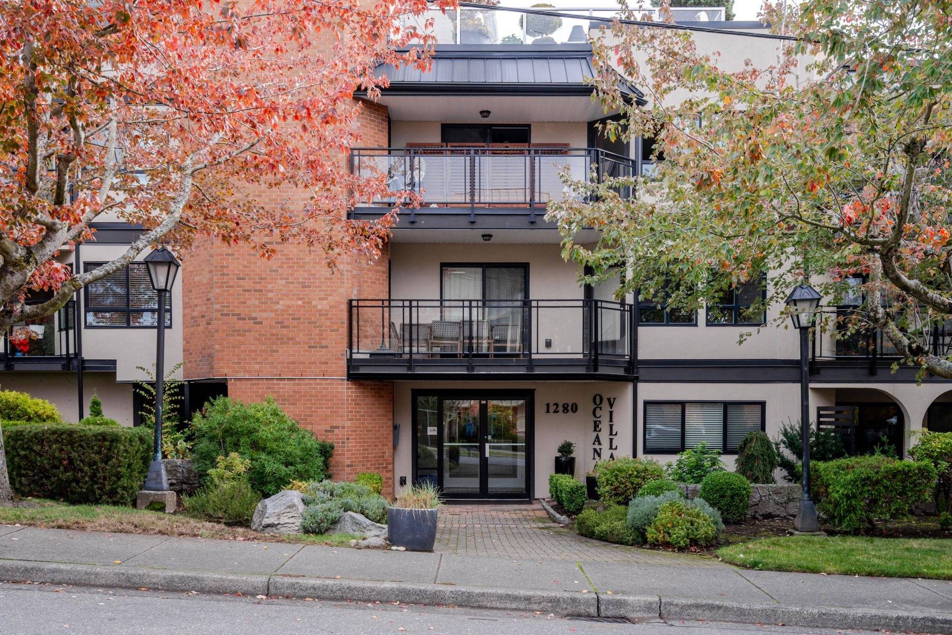 Surrey, BC V4B 4B1,1280 Fir ST #211