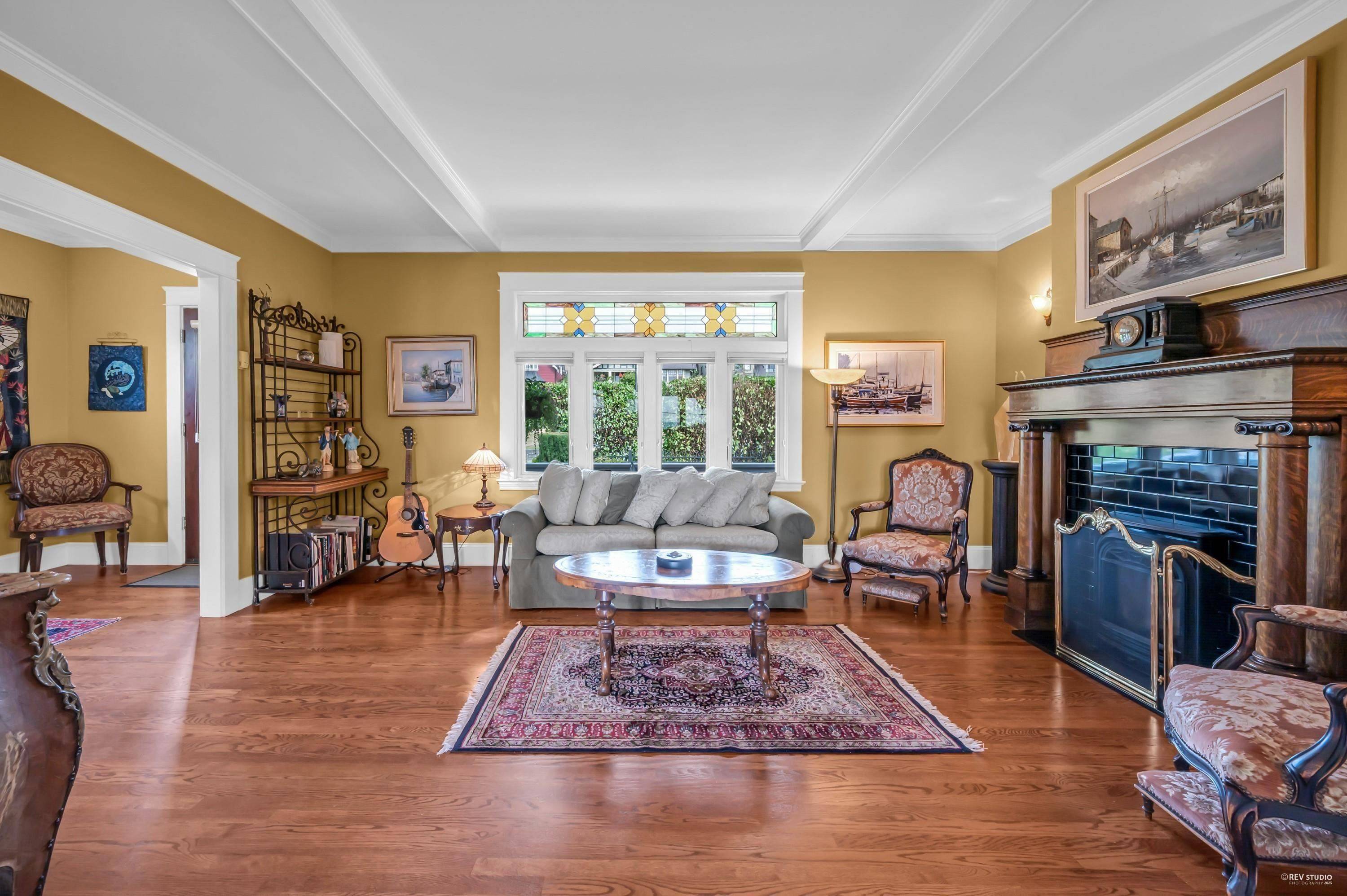 North Vancouver, BC V7M 1K7,255 W 6th ST