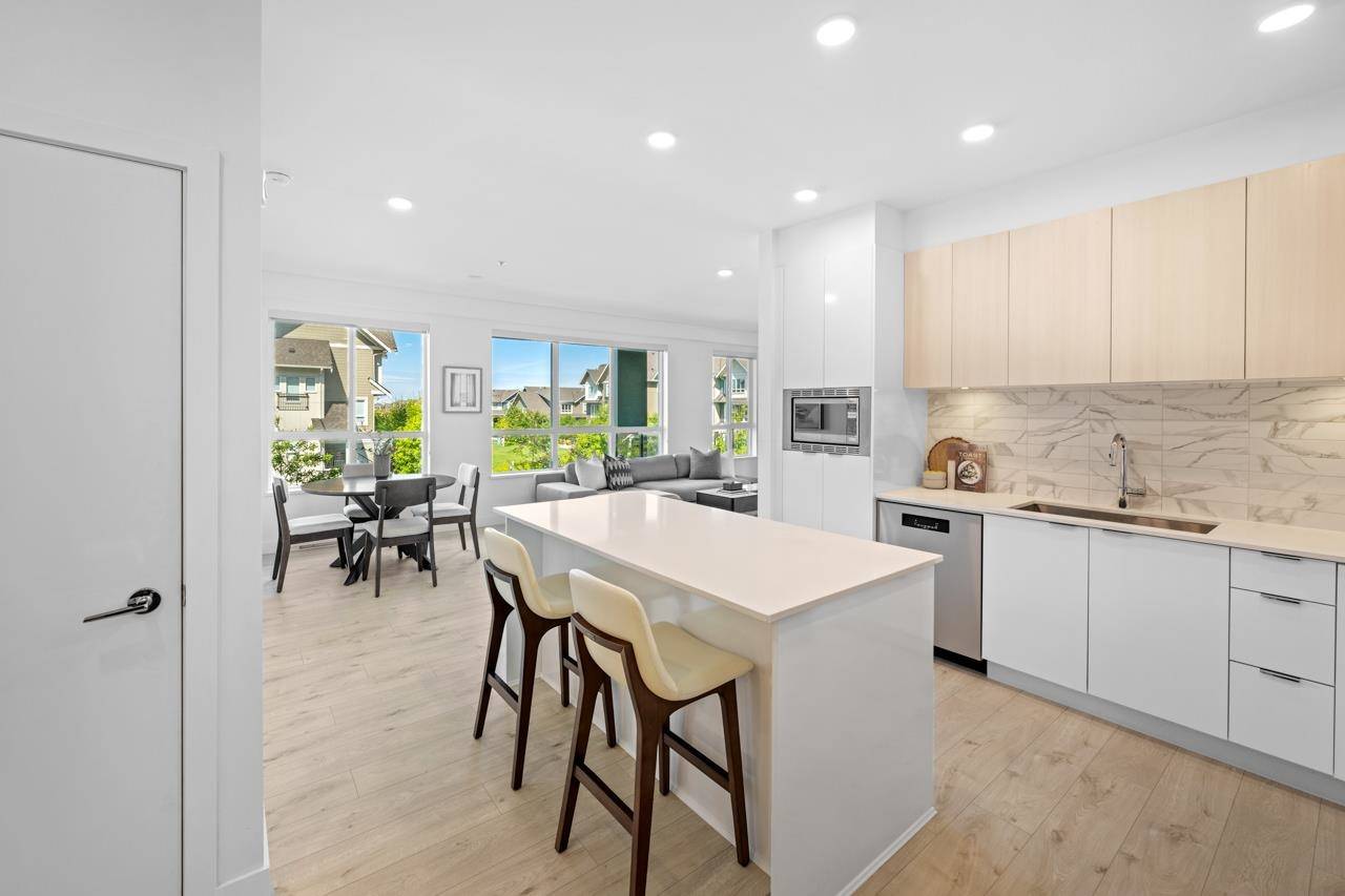 Tsawwassen, BC V4M 0E4,1792 Starling DR #219