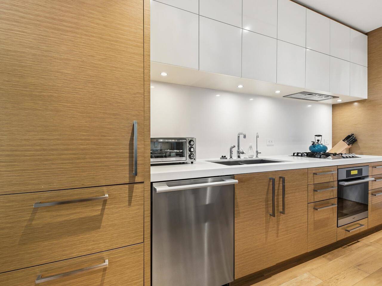 Vancouver, BC V6C 0B5,667 Howe ST #1701