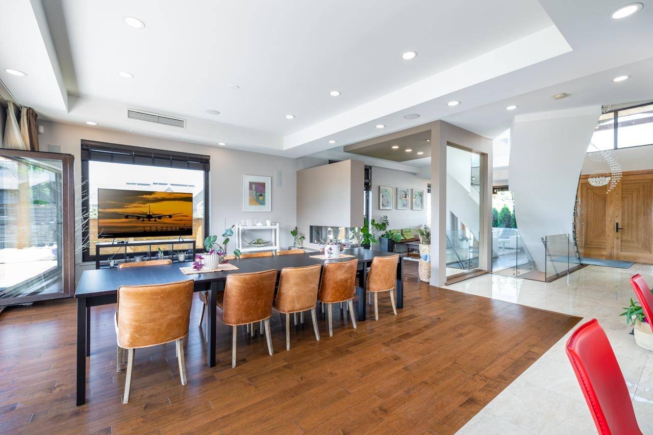 North Vancouver, BC V7N 2J2,363 W 28th ST
