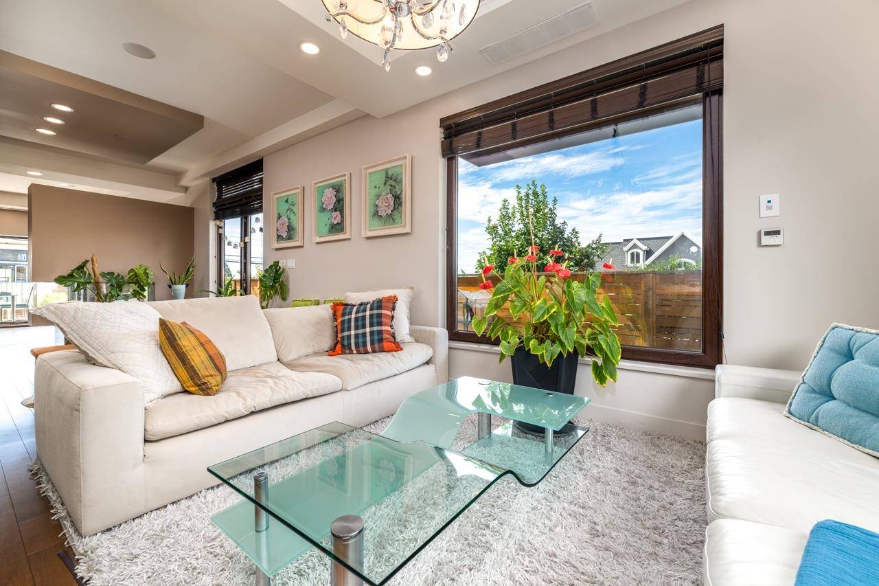 North Vancouver, BC V7N 2J2,363 W 28th ST