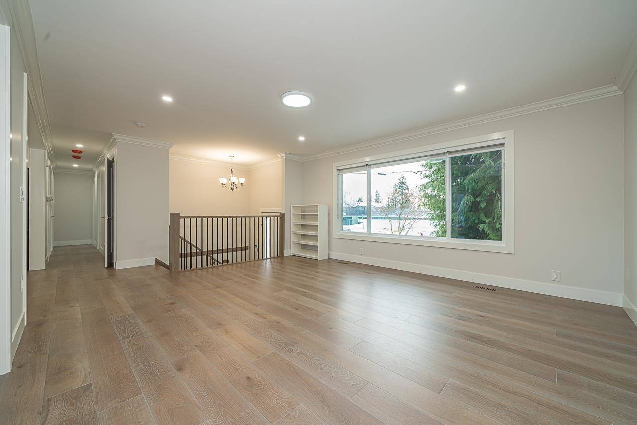 Surrey, BC V3R 5X8,14611 105a AVE