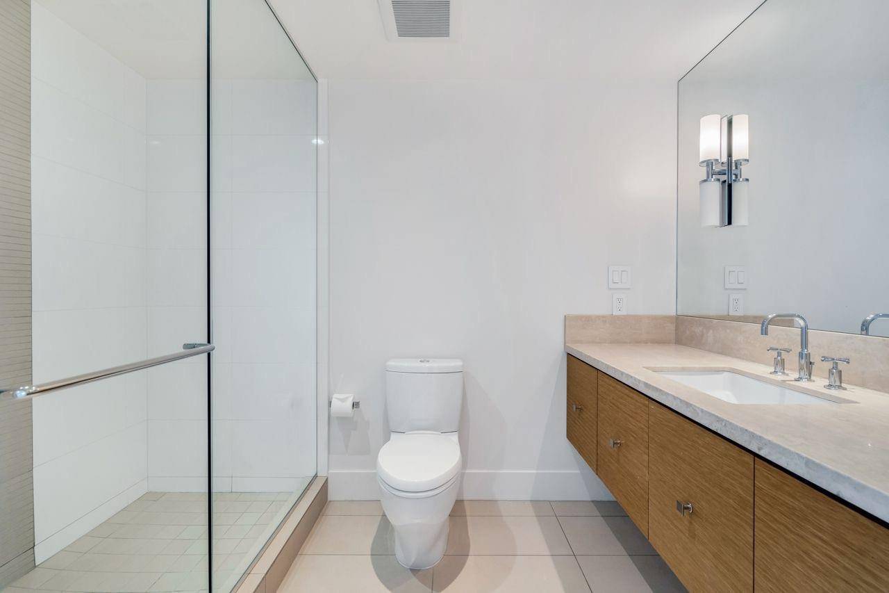 Vancouver, BC V6C 0B5,667 Howe ST #3903