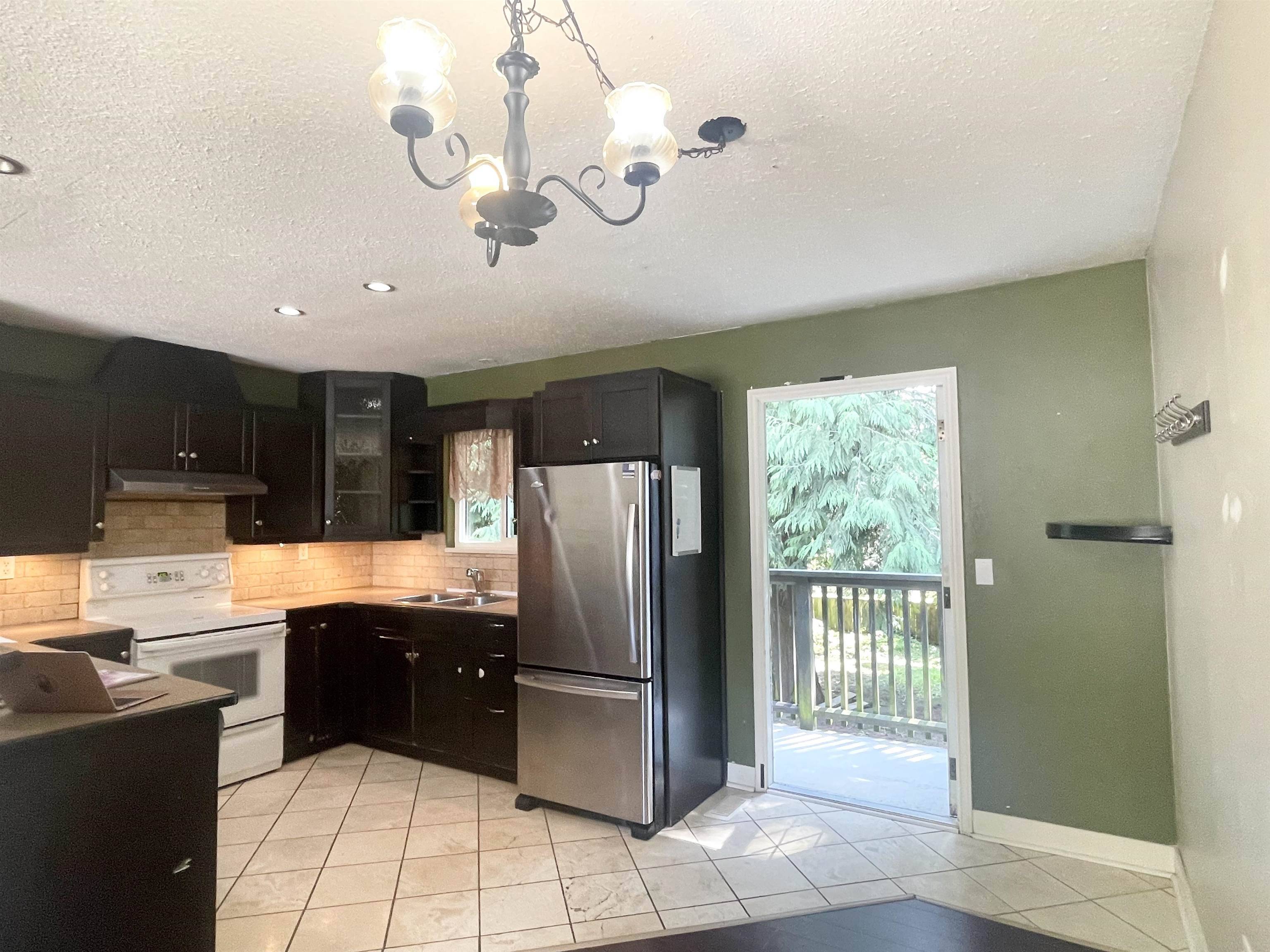 Surrey, BC V3R 6X1,15118 91a AVE