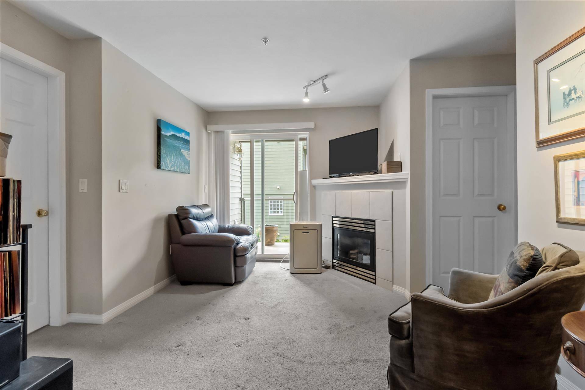 White Rock, BC V4B 4B9,1280 Merklin ST #207