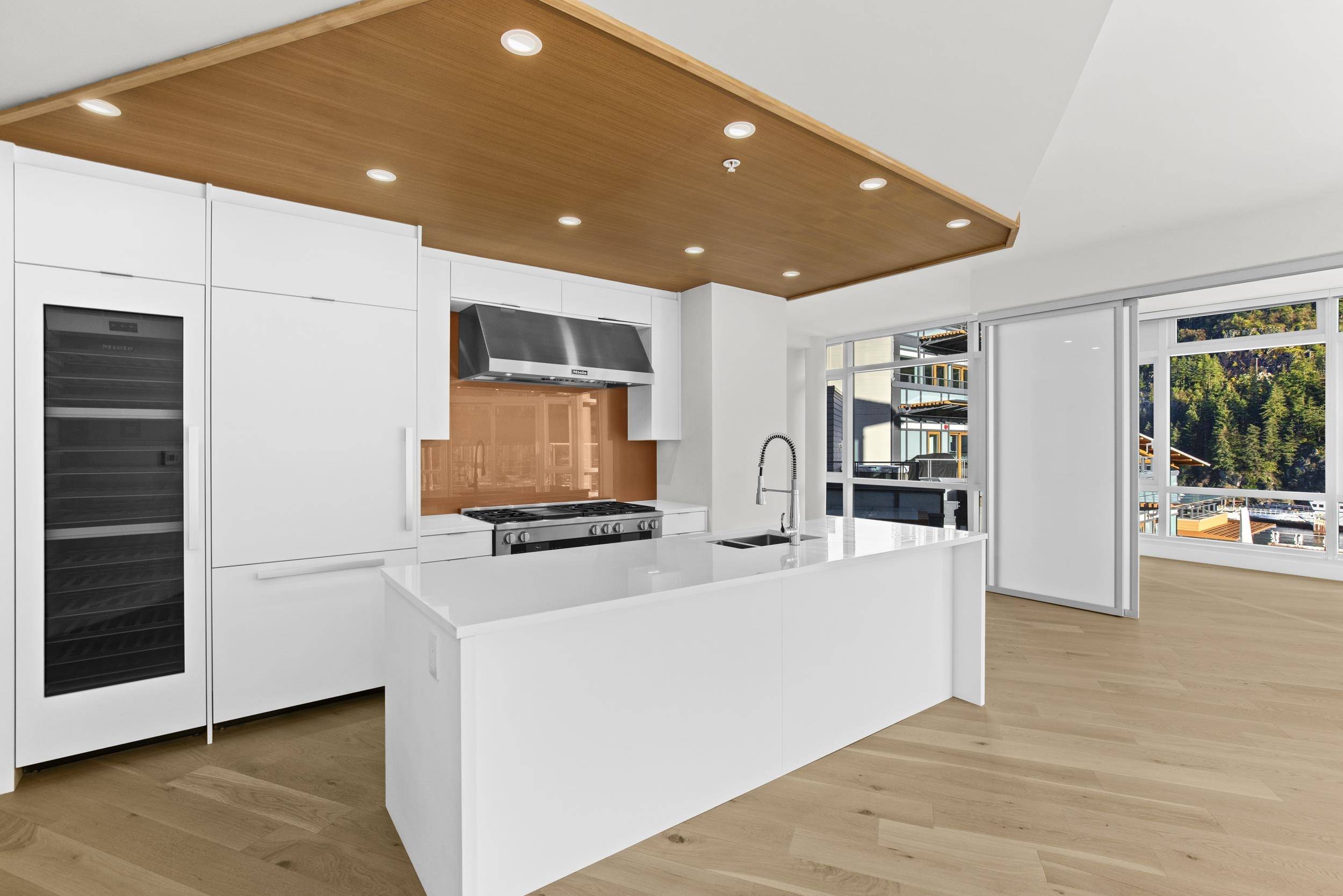 West Vancouver, BC V7W 2B2,6687 Nelson AVE #701