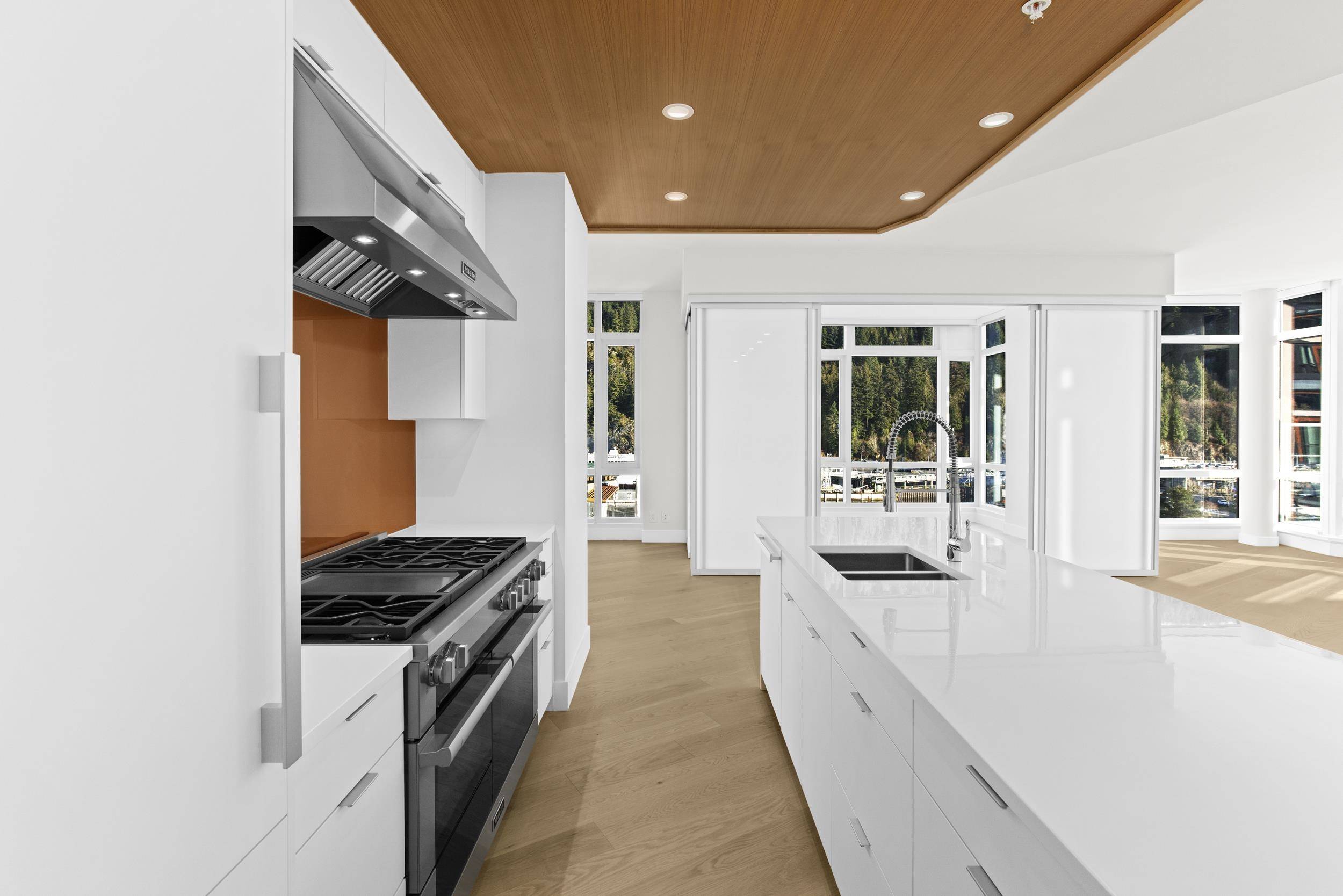 West Vancouver, BC V7W 2B2,6687 Nelson AVE #701