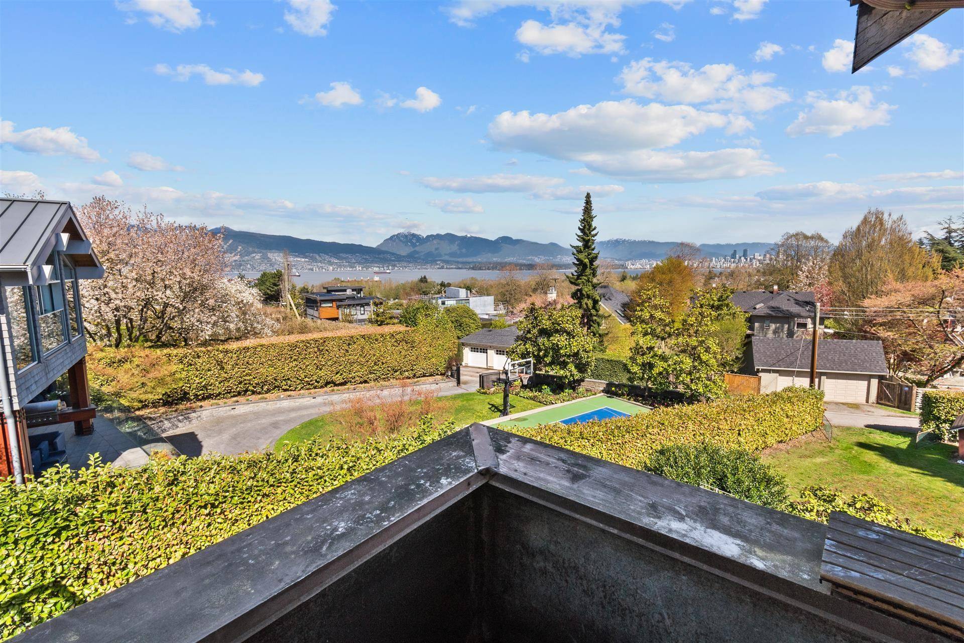 Vancouver, BC V6R 3X3,2516 Courtenay ST