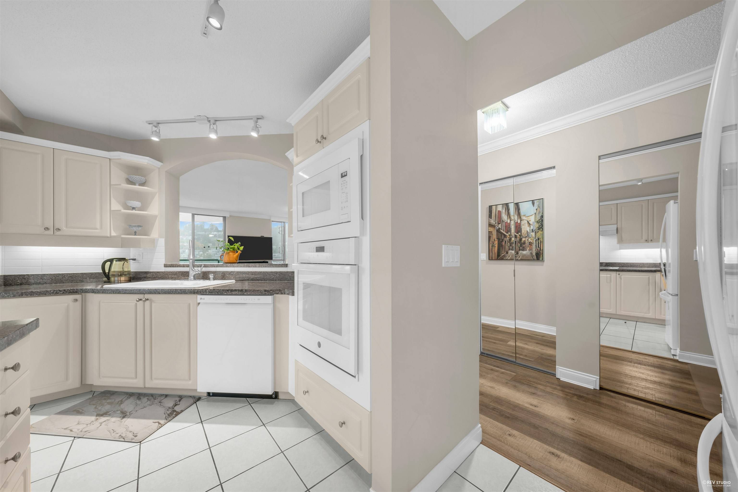 West Vancouver, BC V7T 2Y4,328 Taylor WAY #9D