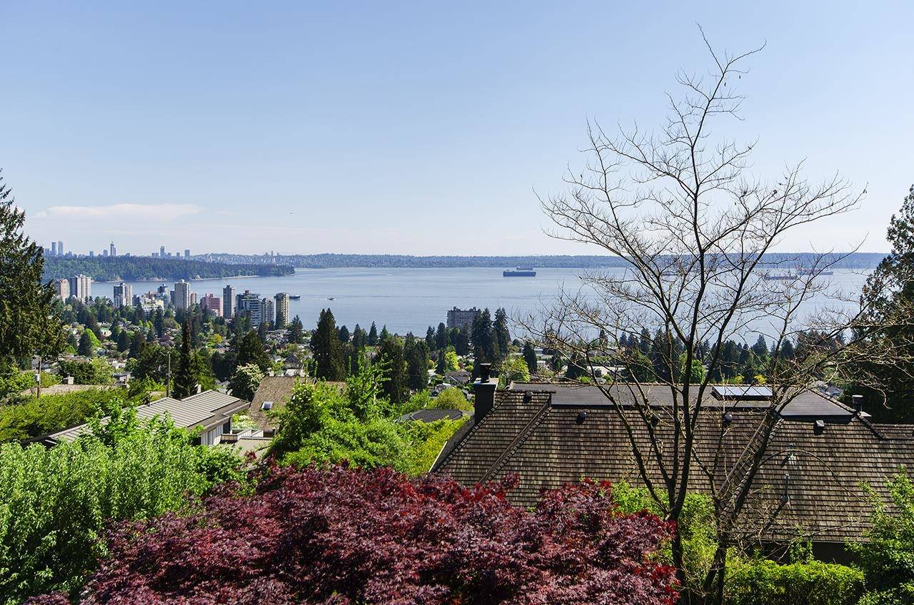 West Vancouver, BC V7V 2Y6,2440 Queens AVE