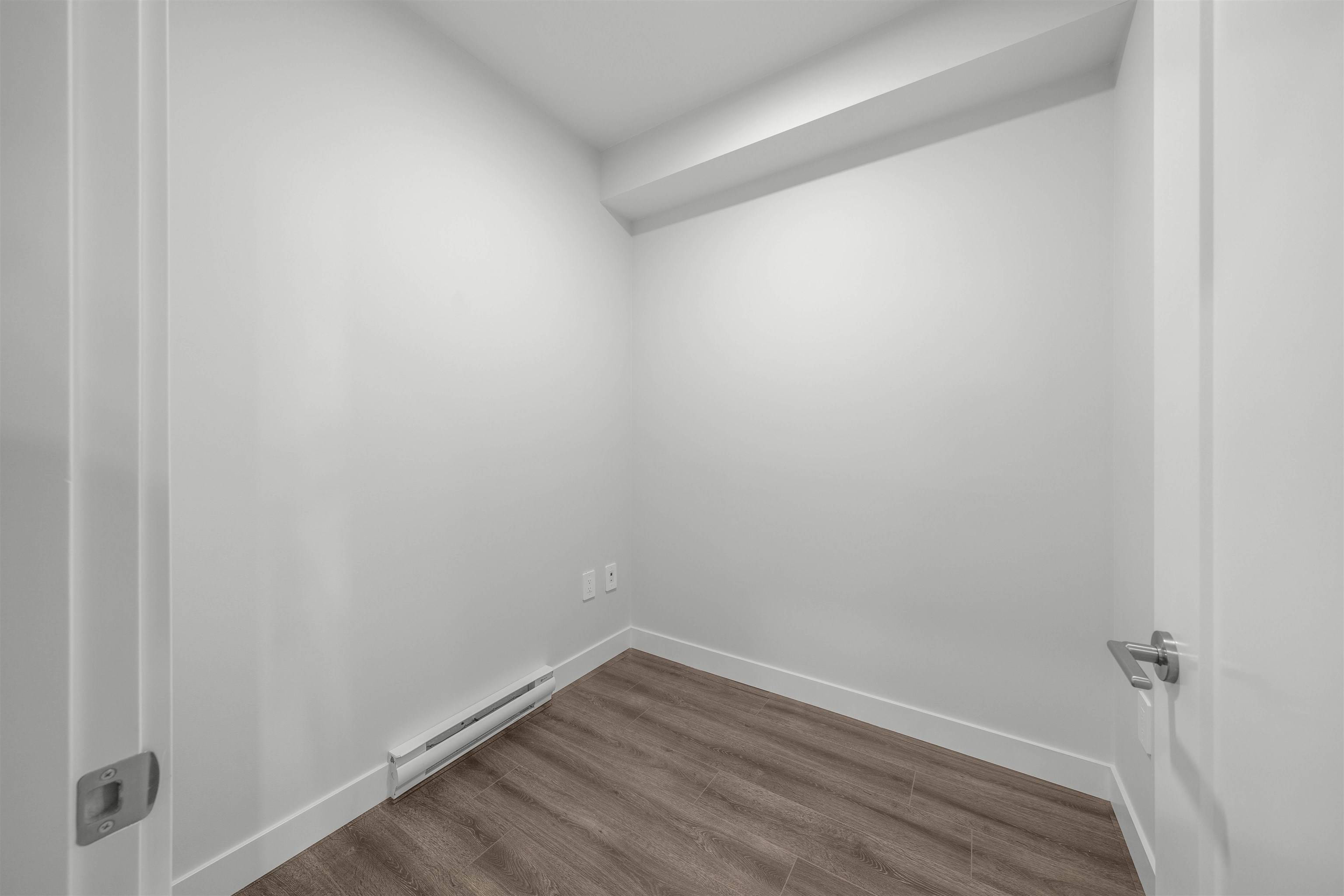 Burnaby, BC V5B 1R2,5535 Hastings ST #307