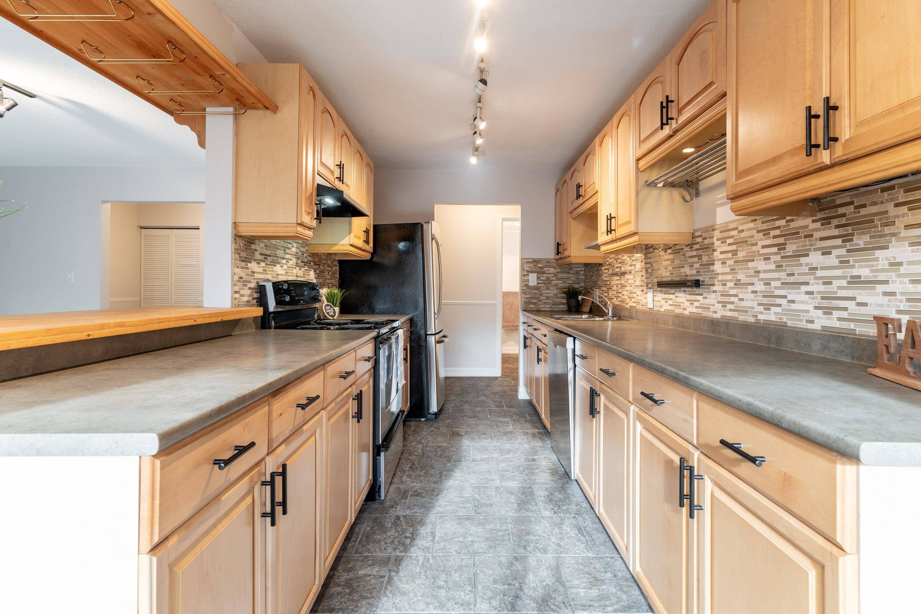 North Vancouver, BC V7J 2H1,928 Premier ST #59