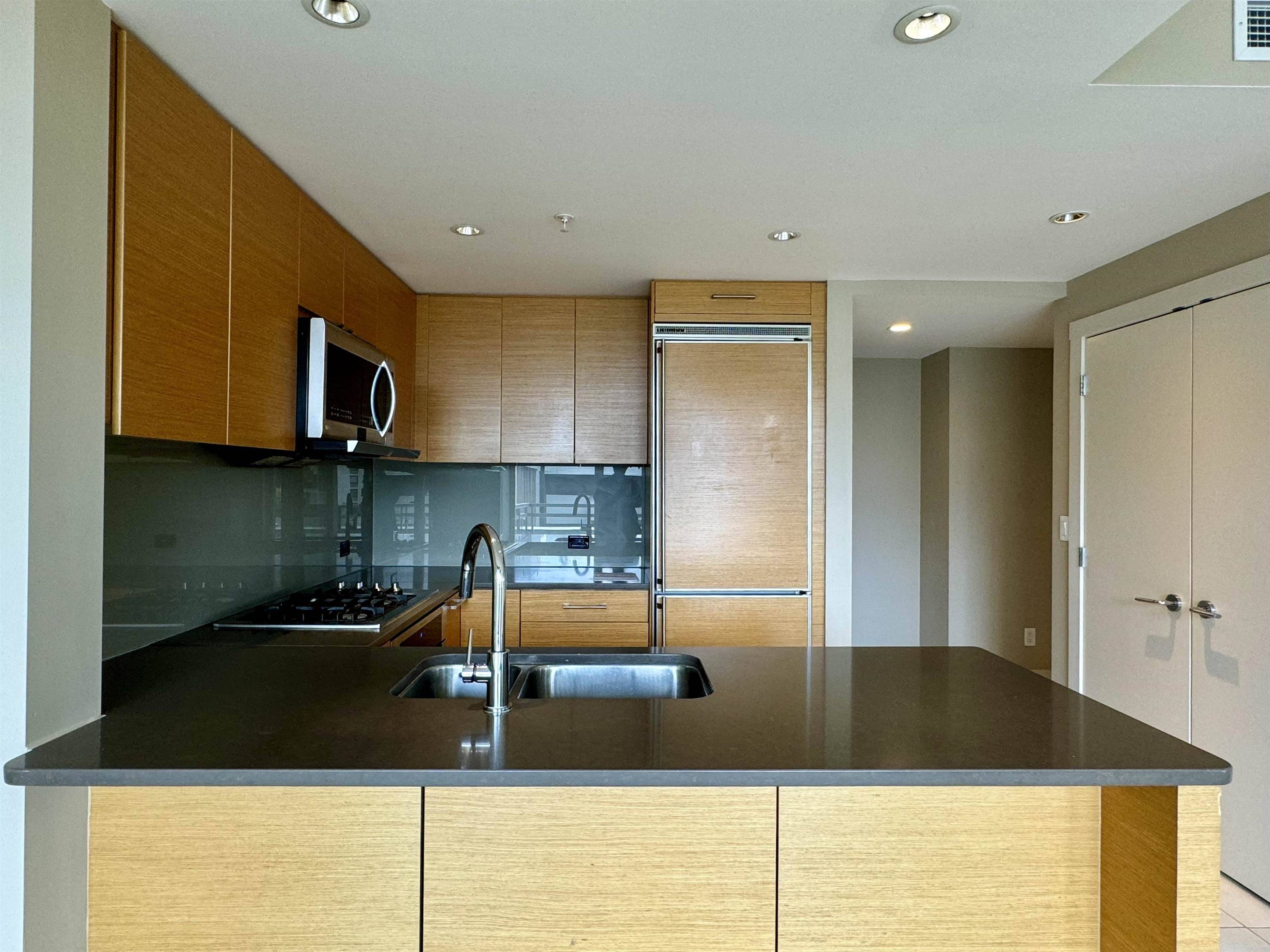 White Rock, BC V4B 0A3,15152 Russell AVE #306