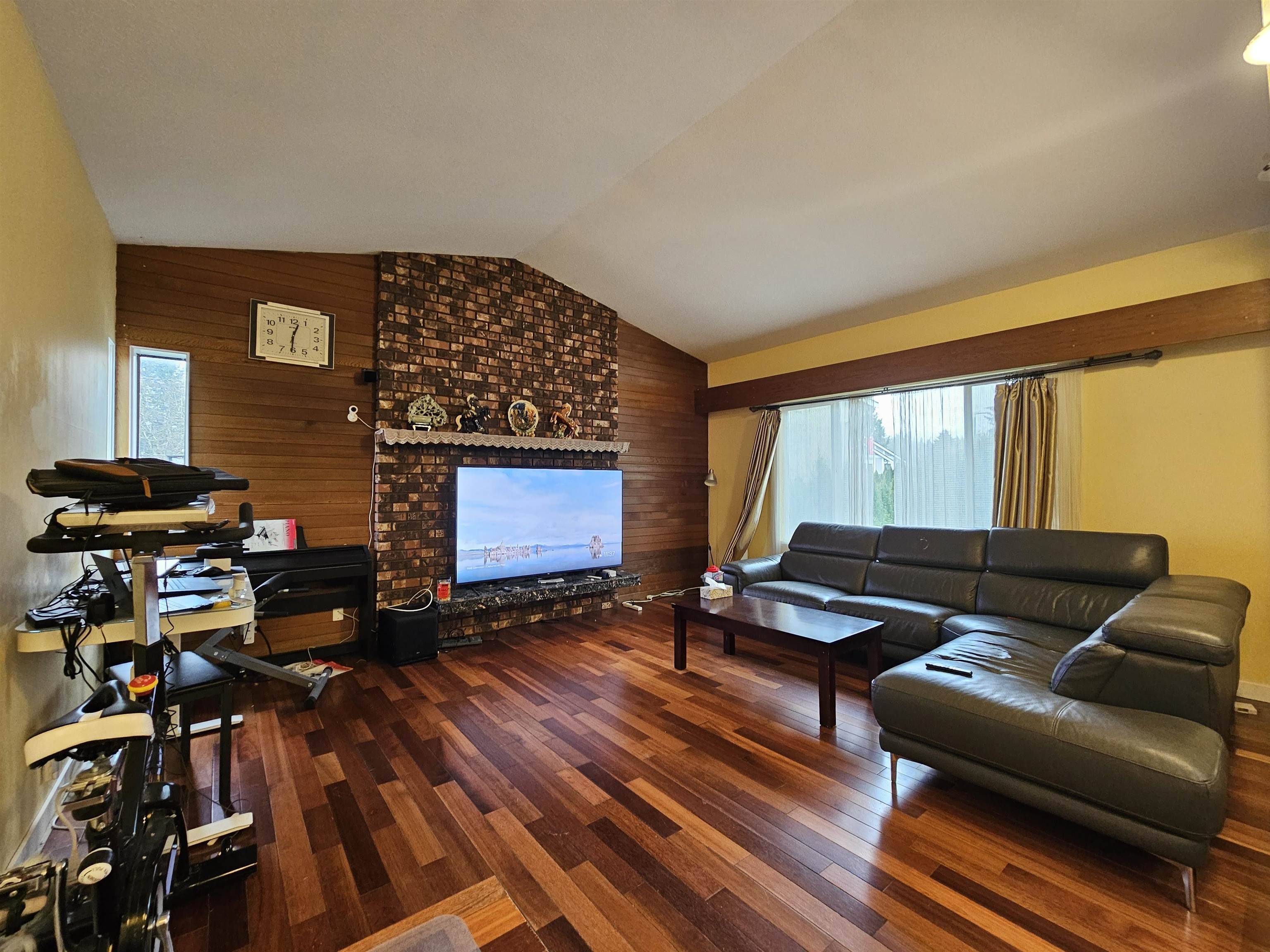 Coquitlam, BC V3E 1E5,1208 Entrance CT