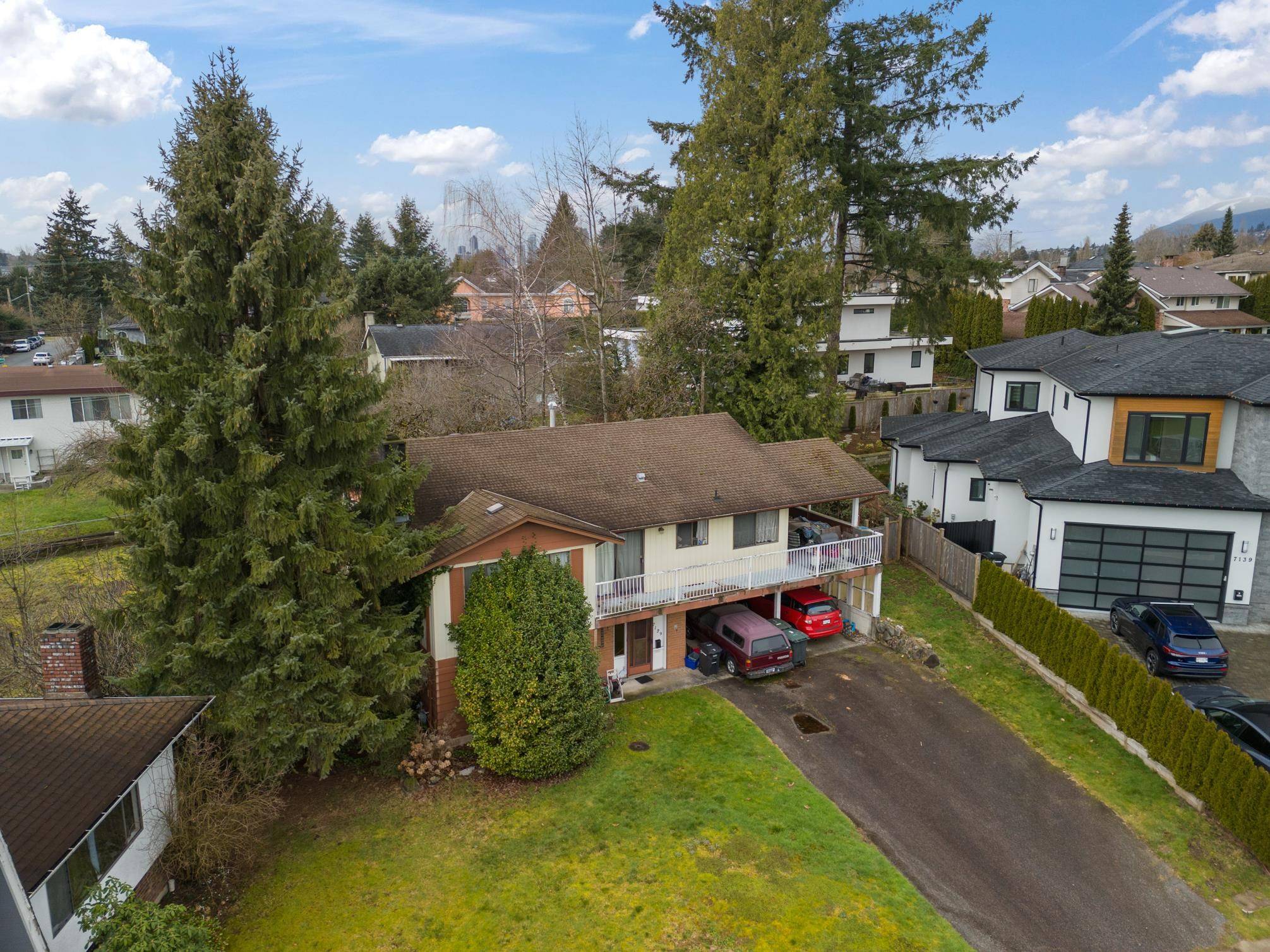 Burnaby, BC V5A 1Y6,7129 Cardinal CT
