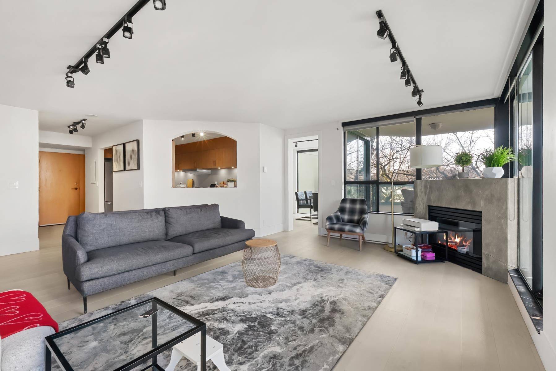 West Vancouver, BC V7T 2Y4,328 Taylor WAY #3D