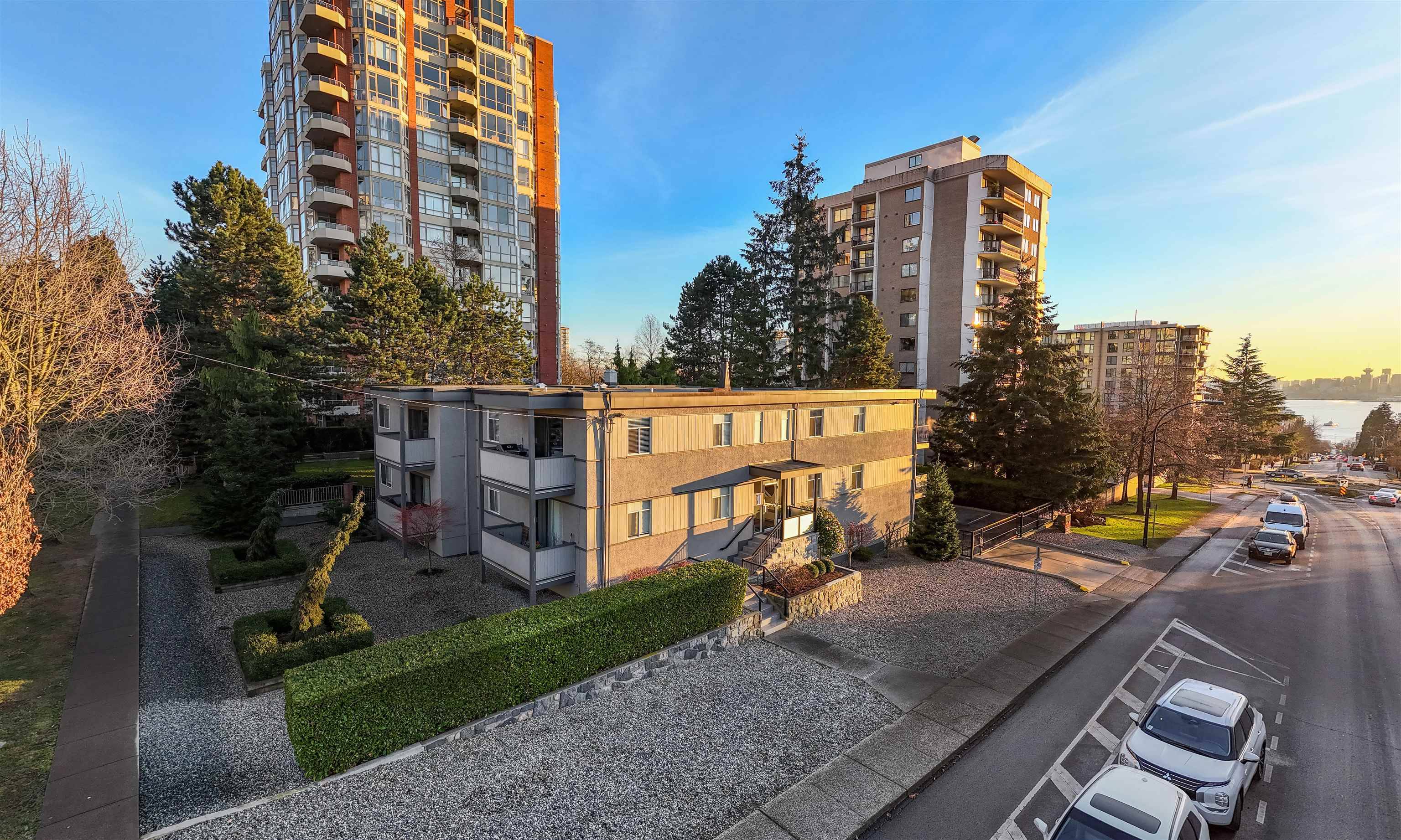 North Vancouver, BC V7M 2M6,748 Chesterfield AVE