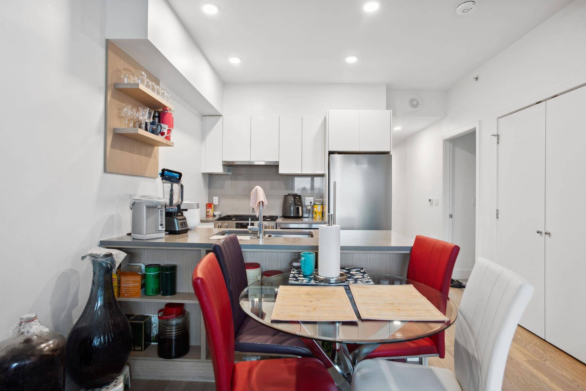 Vancouver, BC V5R 4S9,2666 Duke ST #407