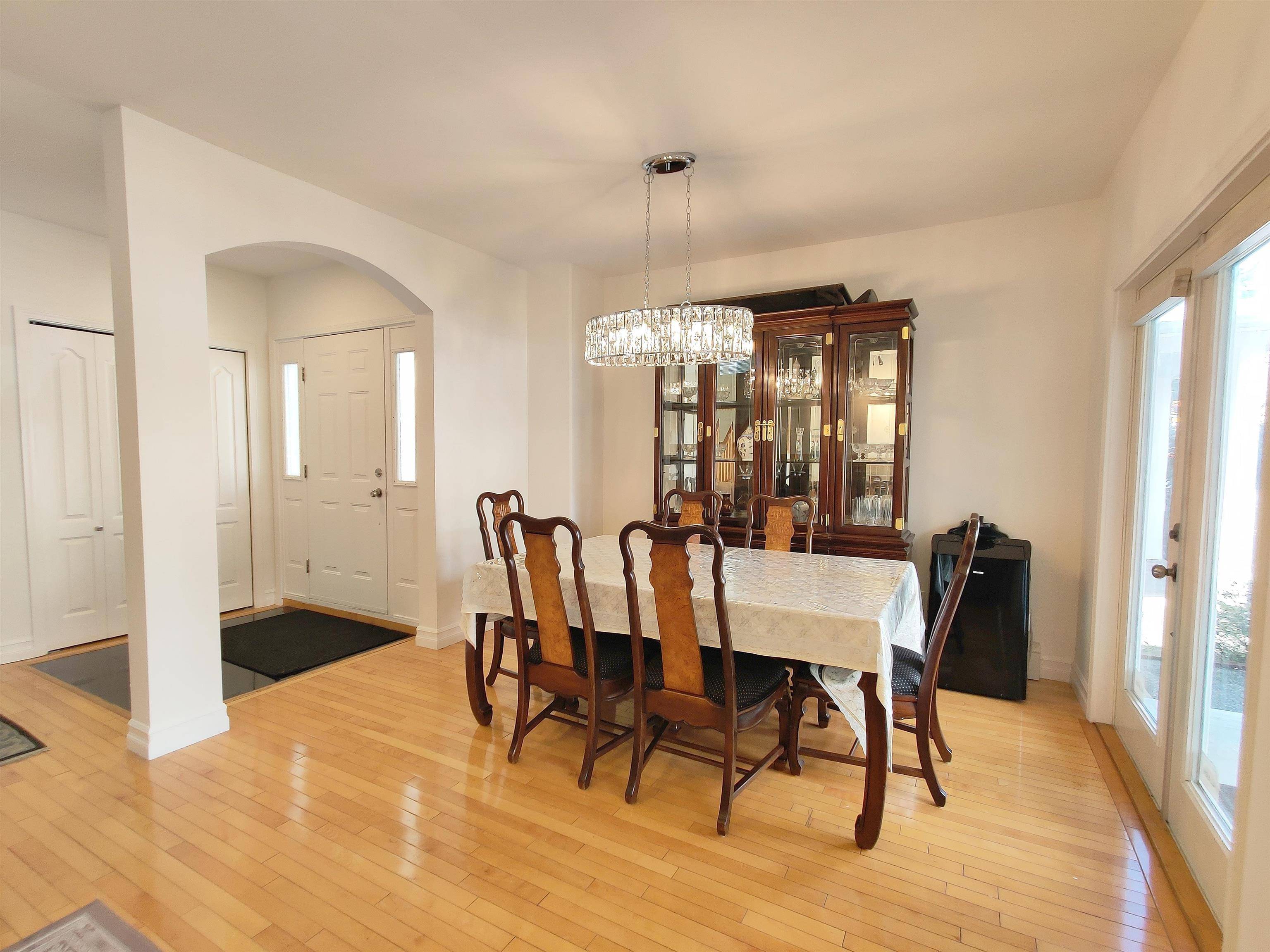 North Vancouver, BC V7N 2J6,561 W 28th ST
