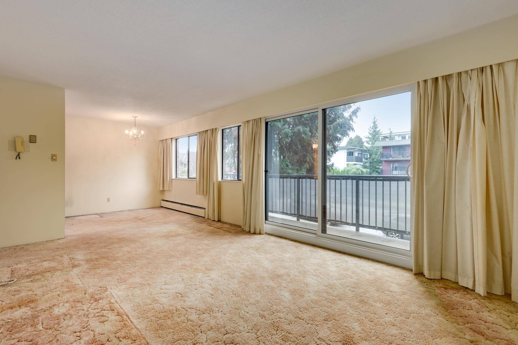 North Vancouver, BC V7L 2Y8,160 E 19th ST #106
