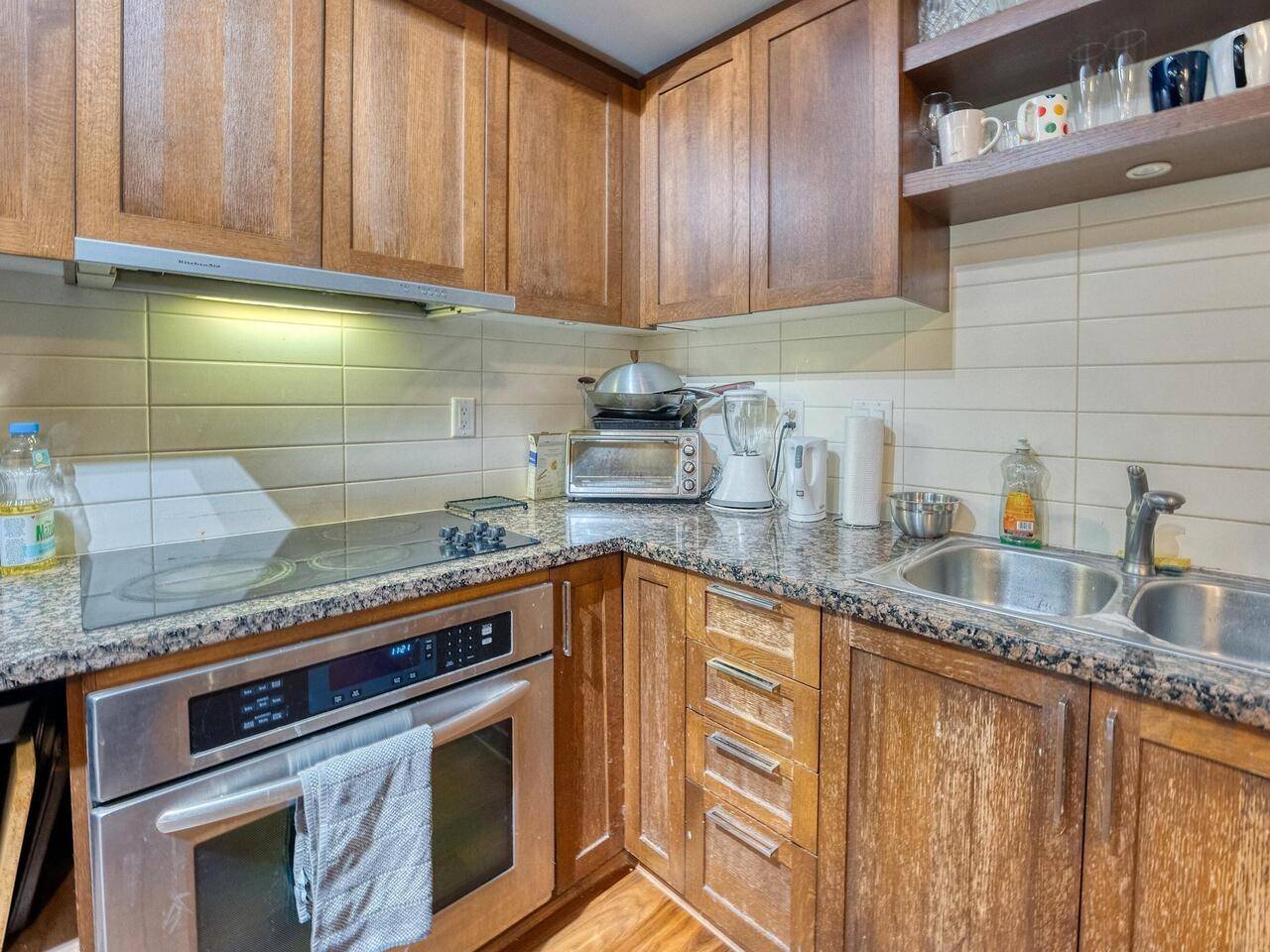 Vancouver, BC V6K 0B2,2268 W Broadway #516