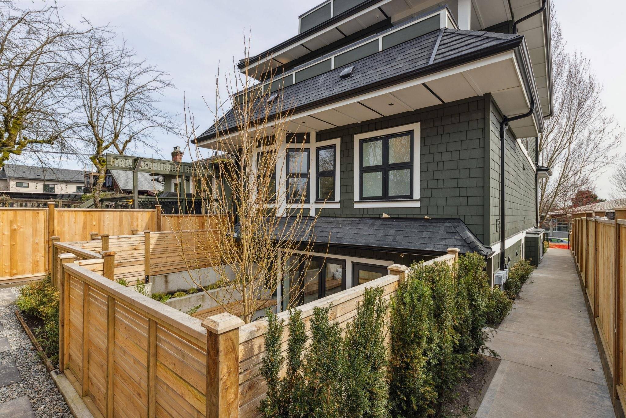 Vancouver, BC V5N 4M3,3383 Victoria DR