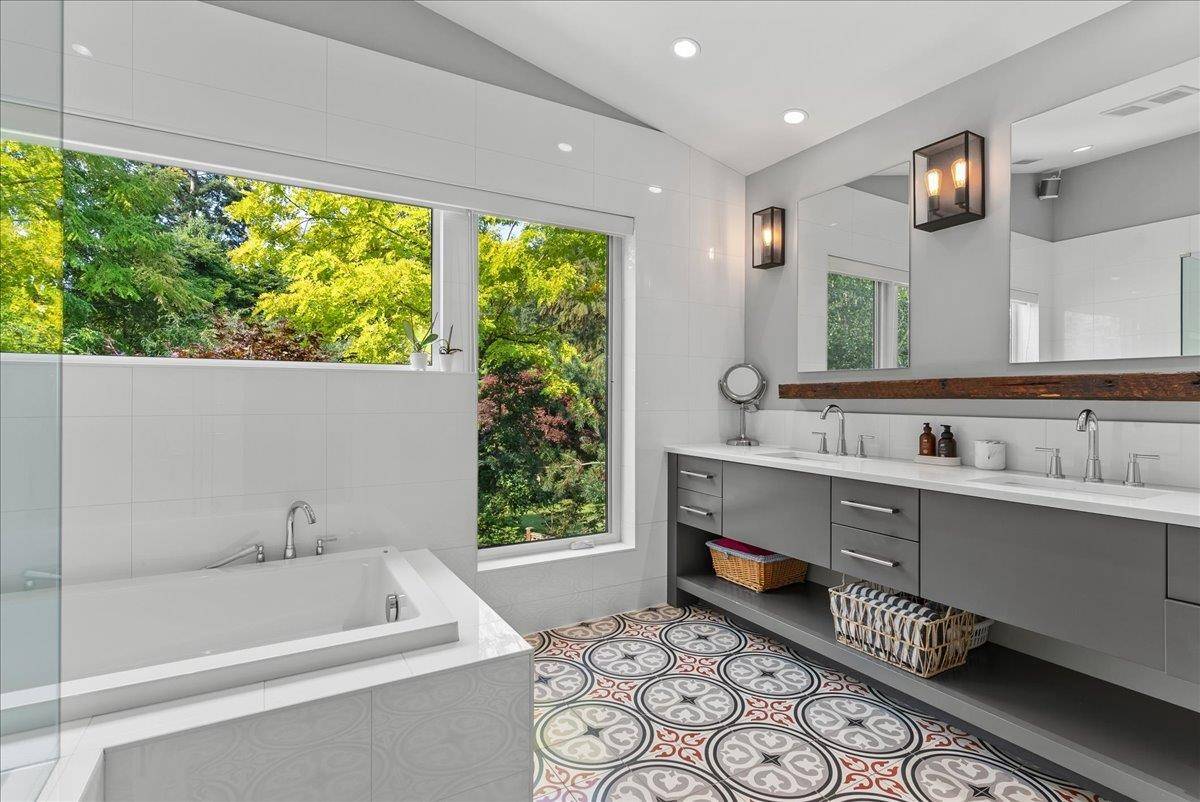 West Vancouver, BC V7W 2R6,5664 Marine DR