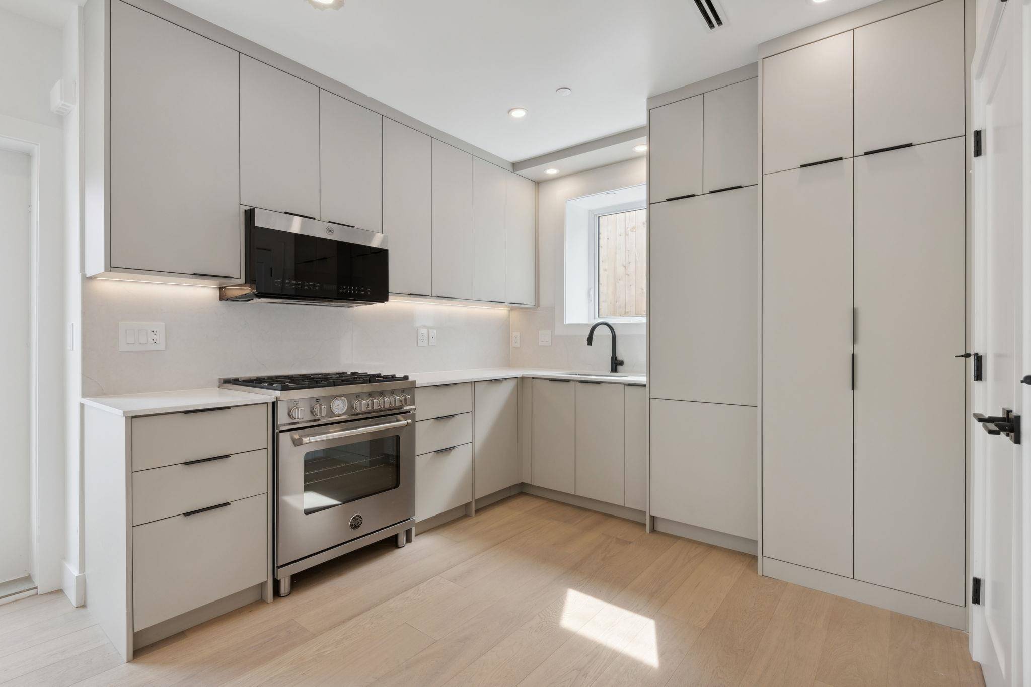 Vancouver, BC V5N 4M3,3379 Victoria DR