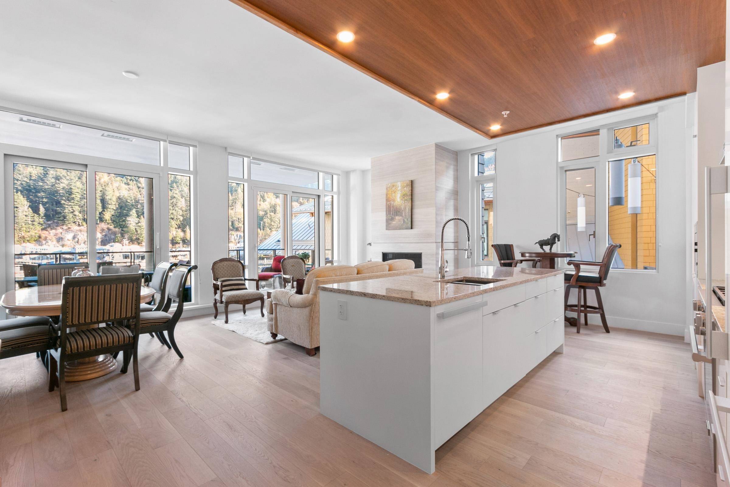 West Vancouver, BC V7W 2B2,6697 Nelson AVE #303