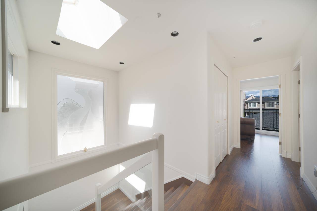 Vancouver, BC V6R 2E2,4589 W 9th AVE