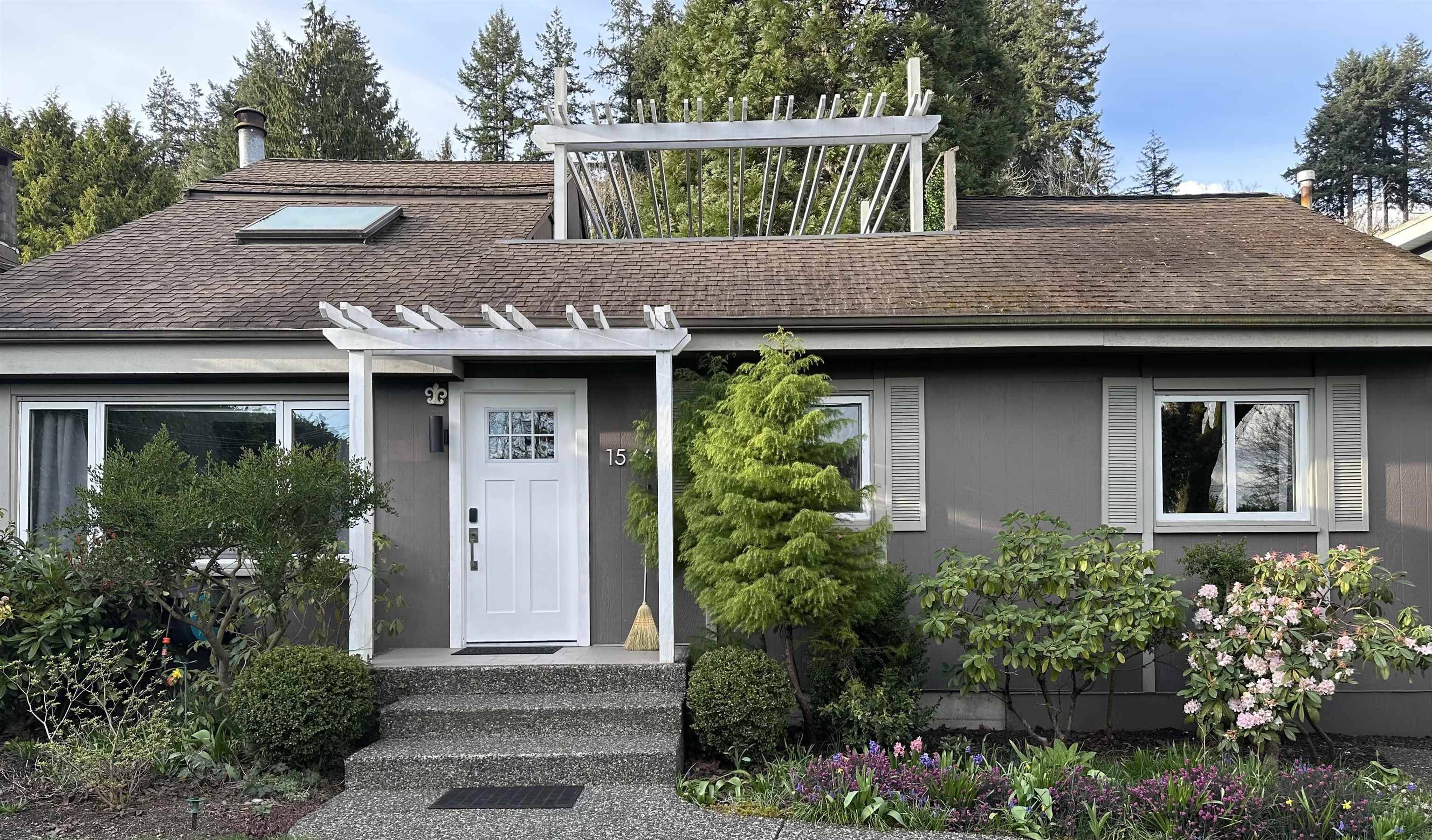 North Vancouver, BC V7P 1W9,1546 Hope RD