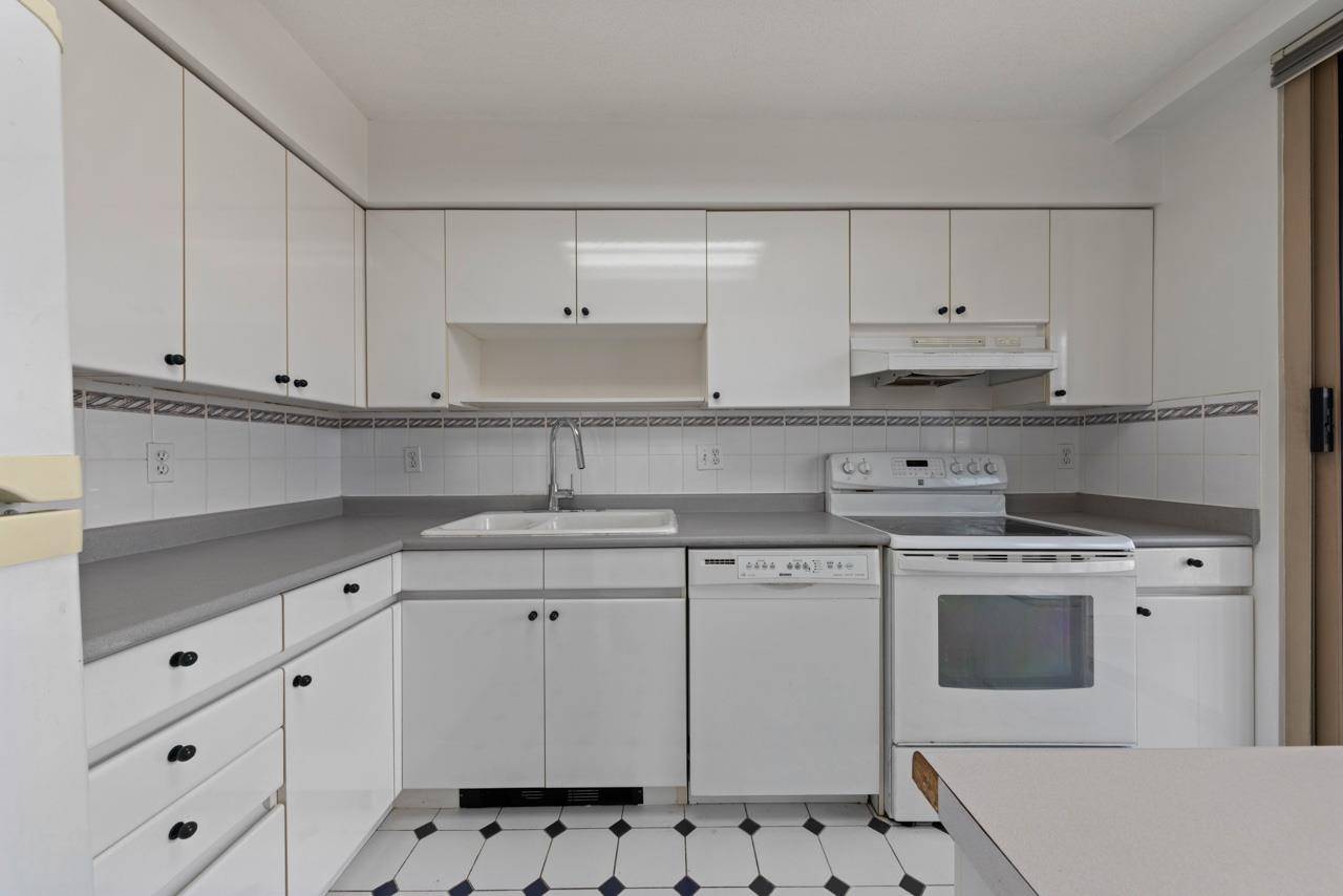 North Vancouver, BC V7J 3T5,1327 E Keith RD #806