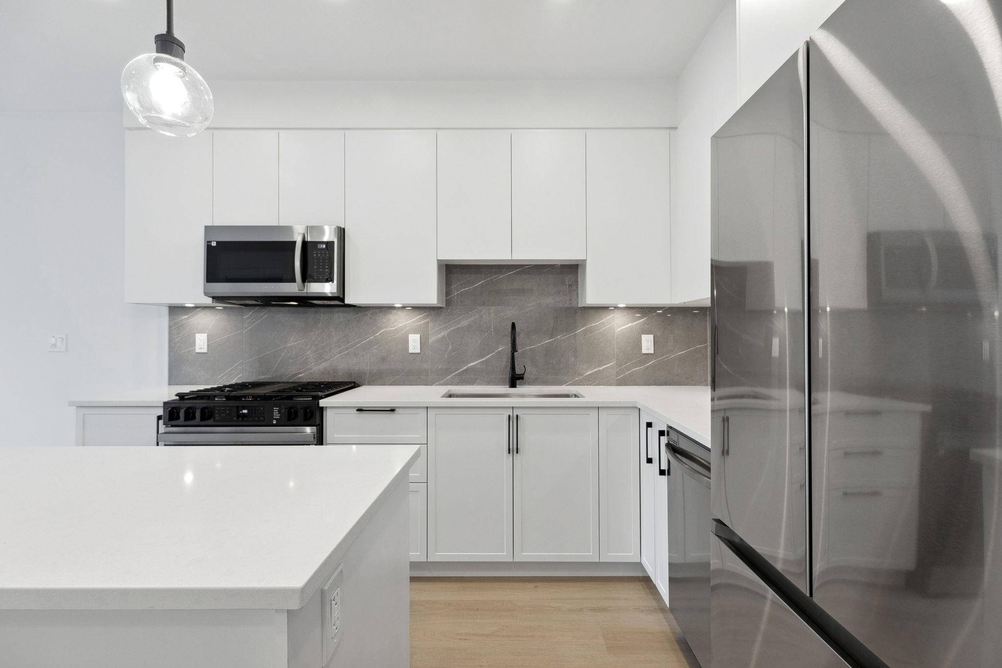 Surrey, BC V4P 0H4,3528 146a ST #501