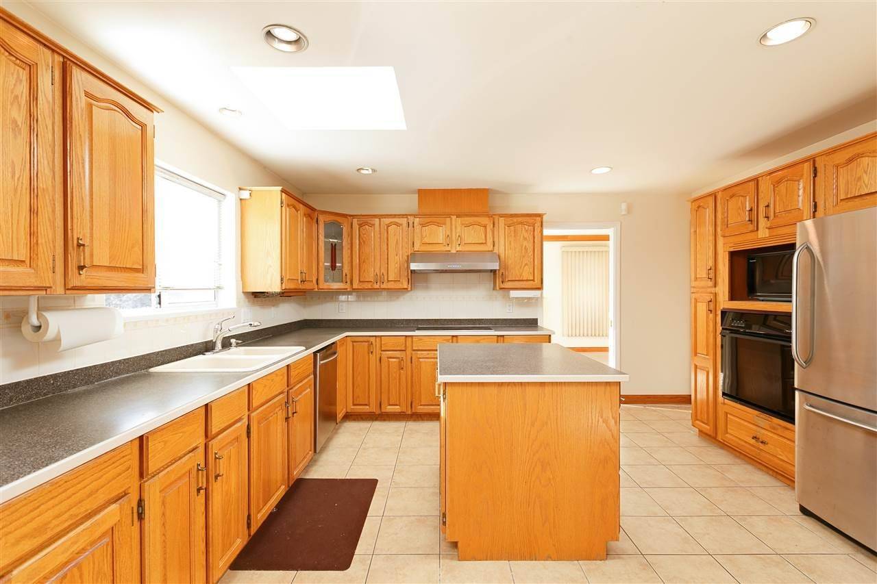 Vancouver, BC V6P 2E2,736 West 62nd AVE