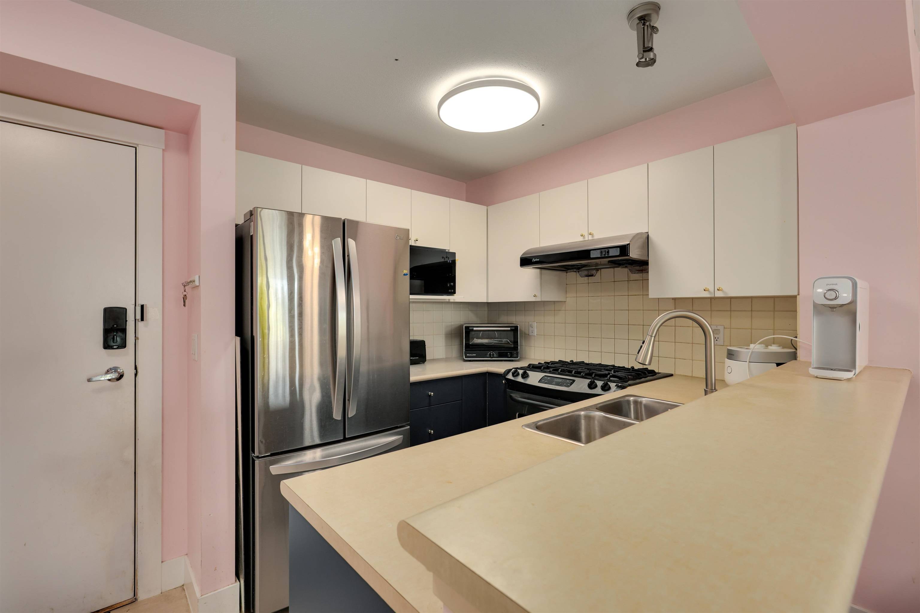 Vancouver, BC V6P 6Z2,995 W 59th AVE #312